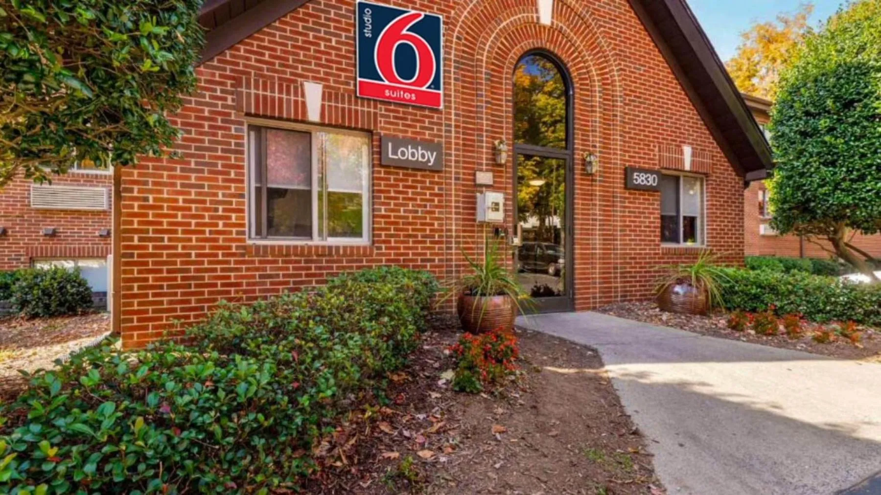 Facade/entrance in Studio 6 Suites Charlotte, NC - Tyvola Rd-Executive Park