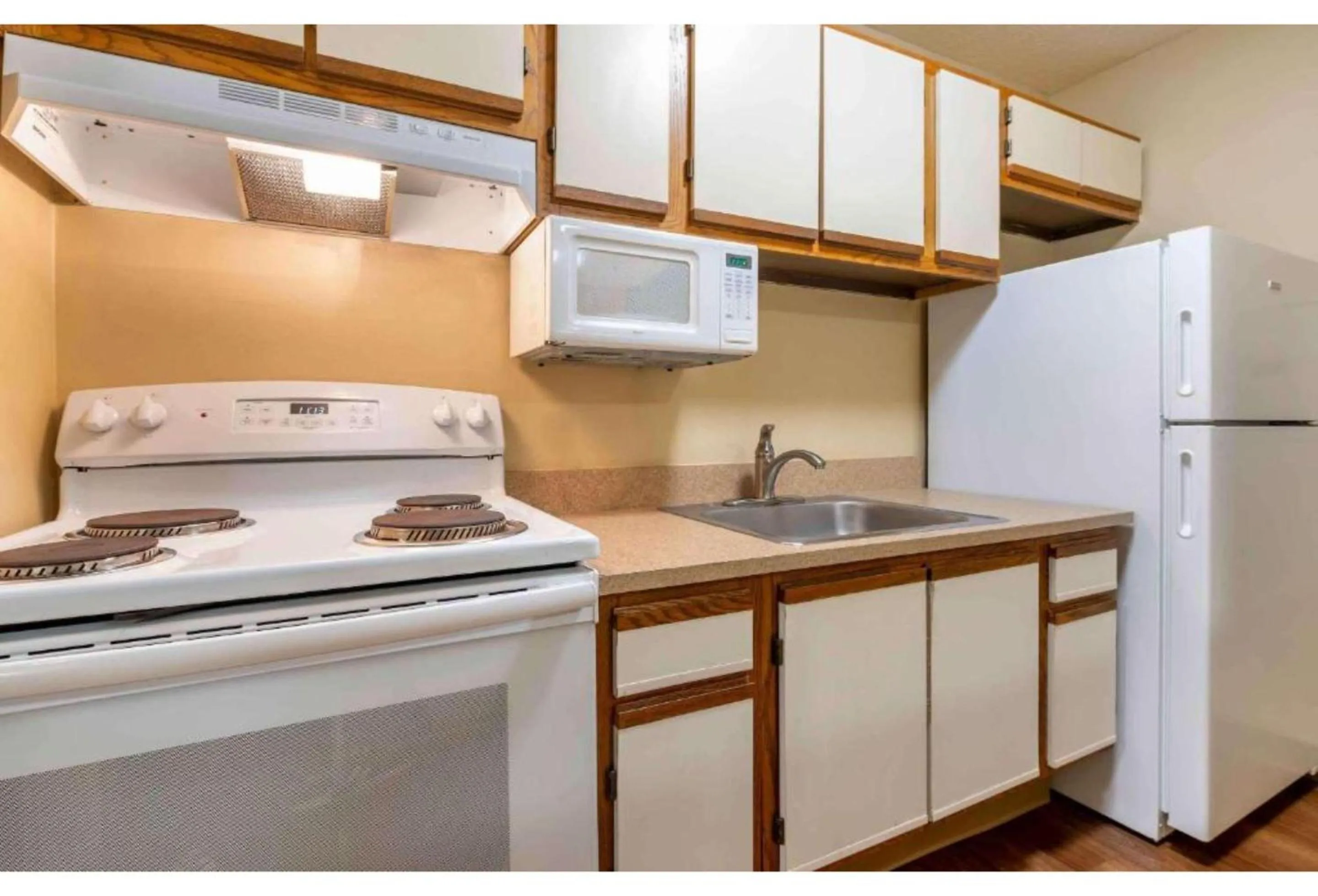 Kitchen or kitchenette in Studio 6 Suites Charlotte, NC - Tyvola Rd-Executive Park