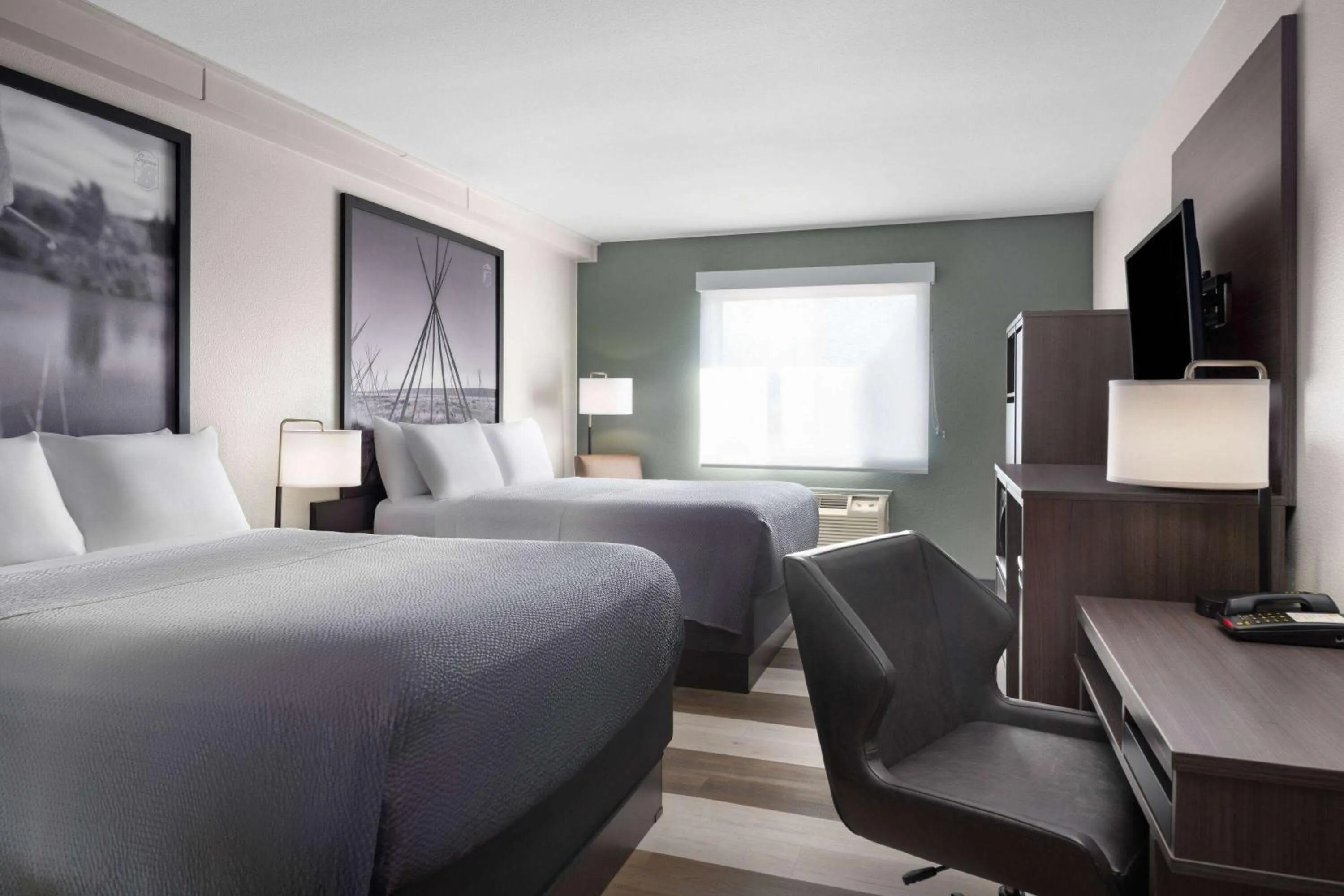 Photo of the whole room, Bed in Super 8 by Wyndham Columbus