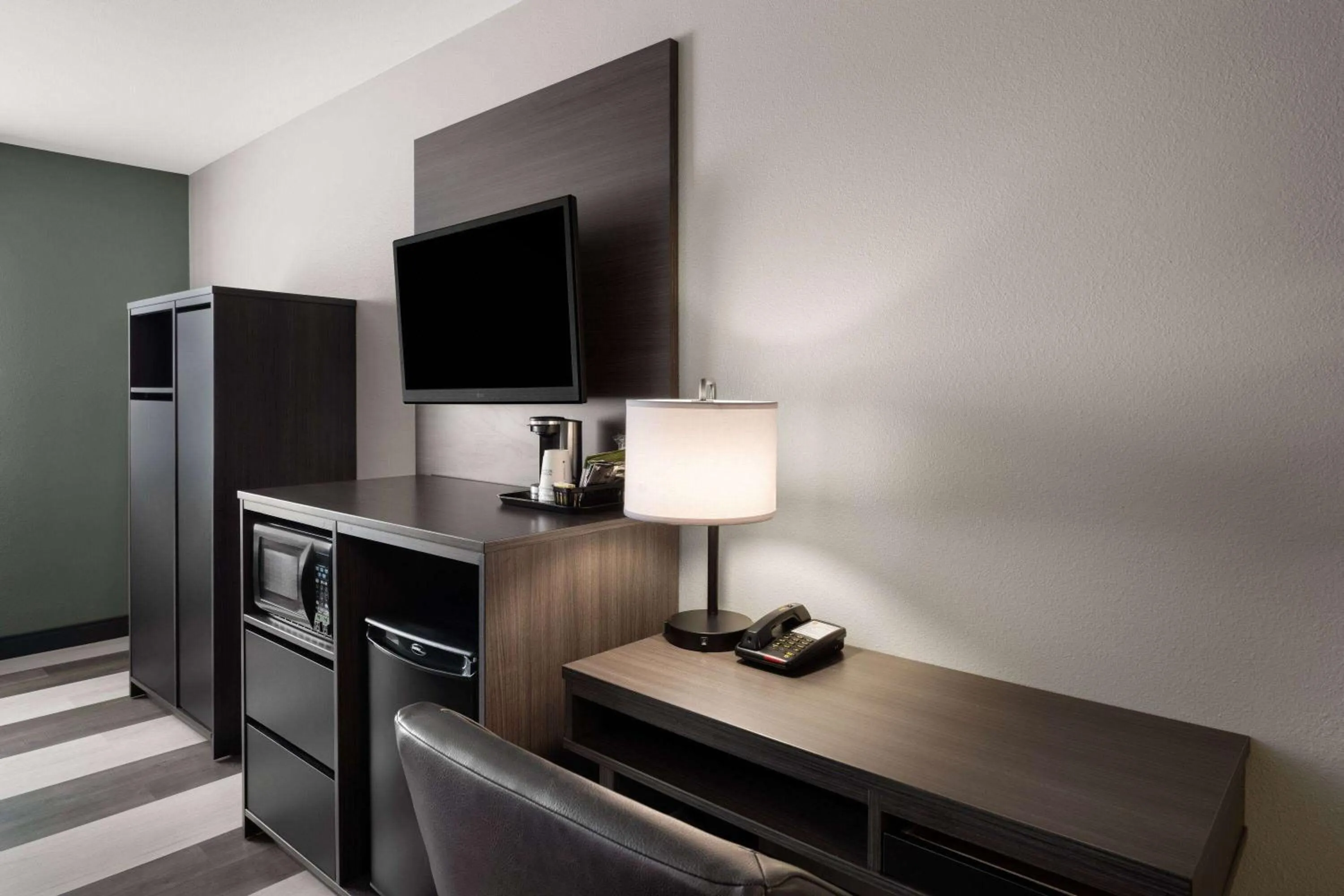 Photo of the whole room in Super 8 by Wyndham Columbus