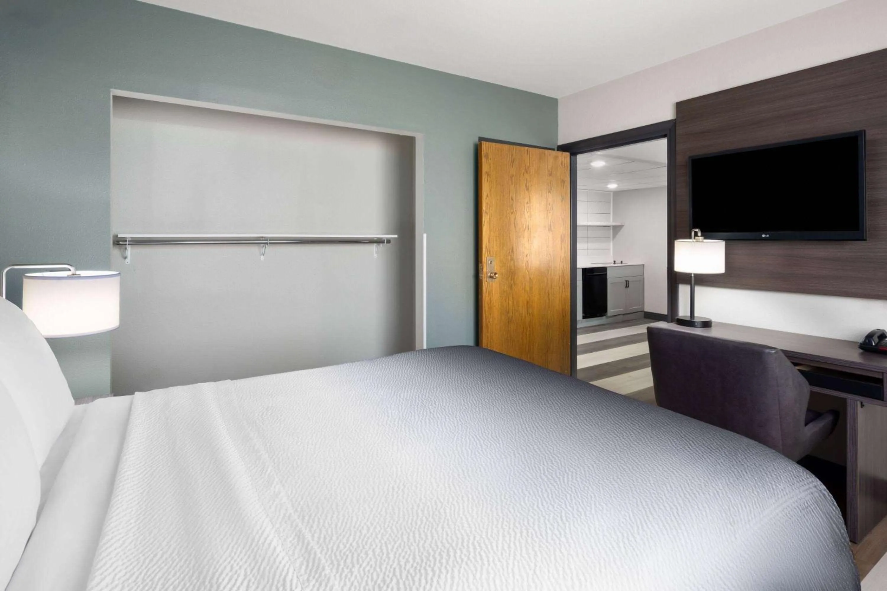 Photo of the whole room, Bed in Super 8 by Wyndham Columbus