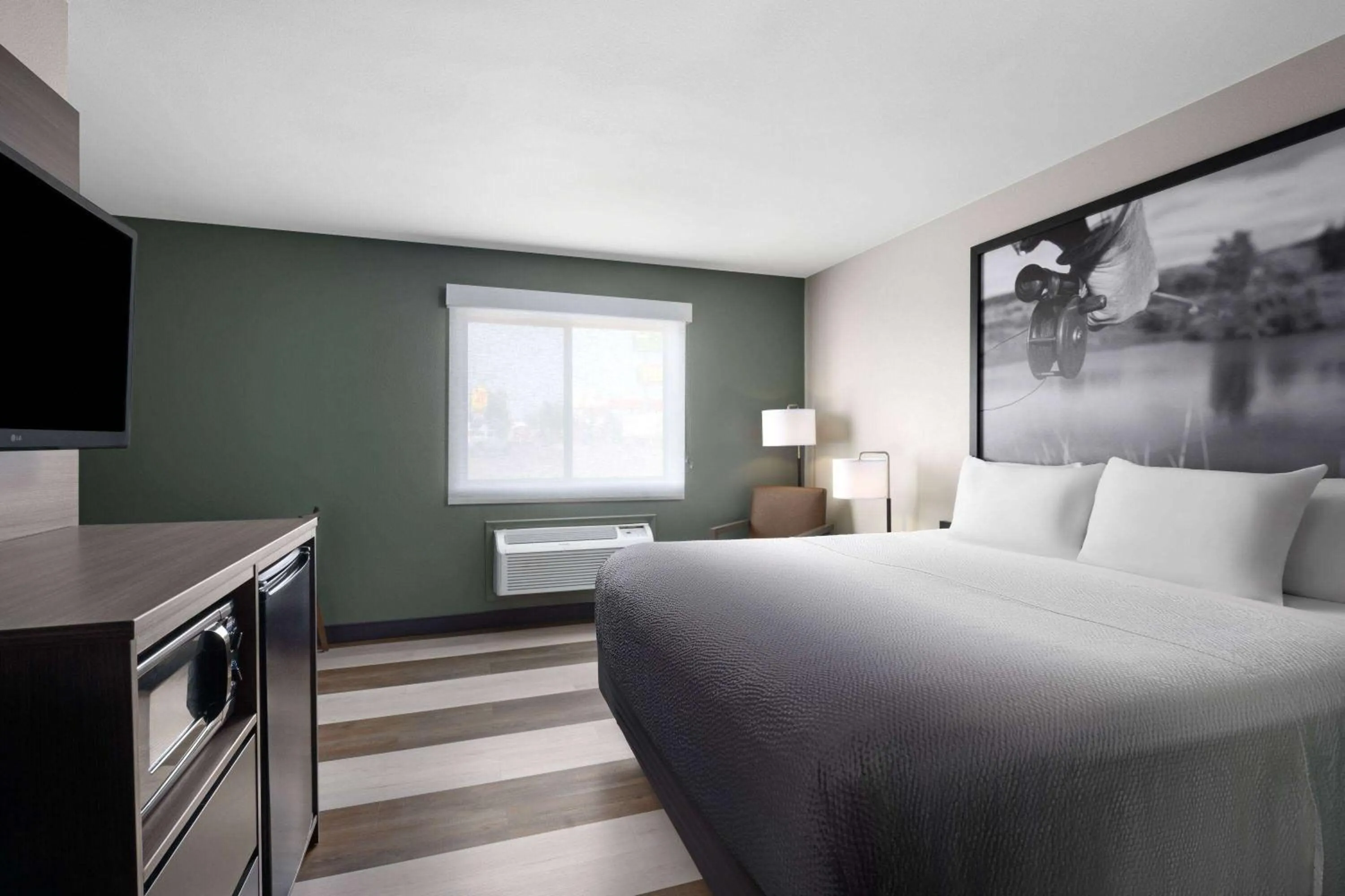 Photo of the whole room, Bed in Super 8 by Wyndham Columbus