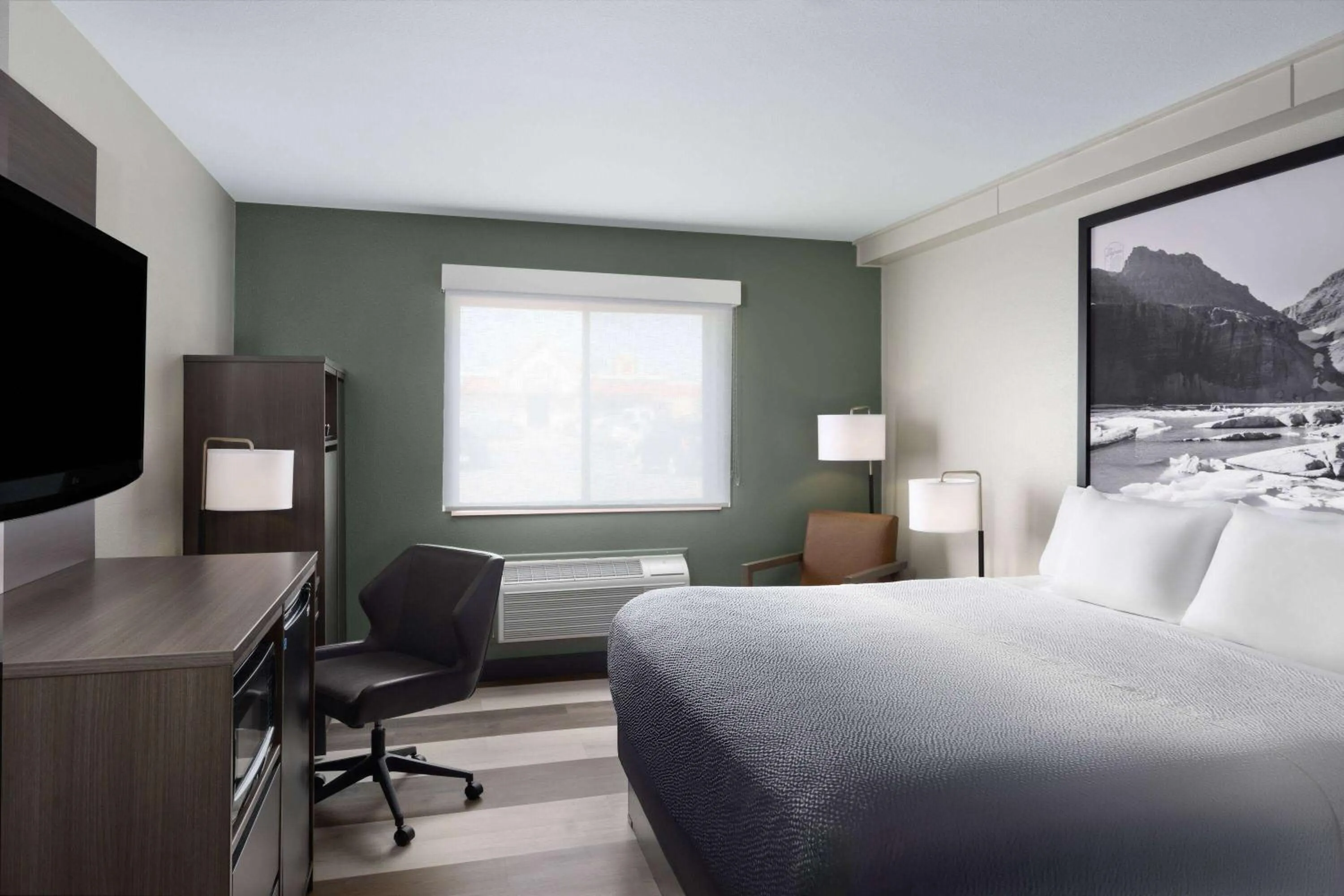 Photo of the whole room, Bed in Super 8 by Wyndham Columbus