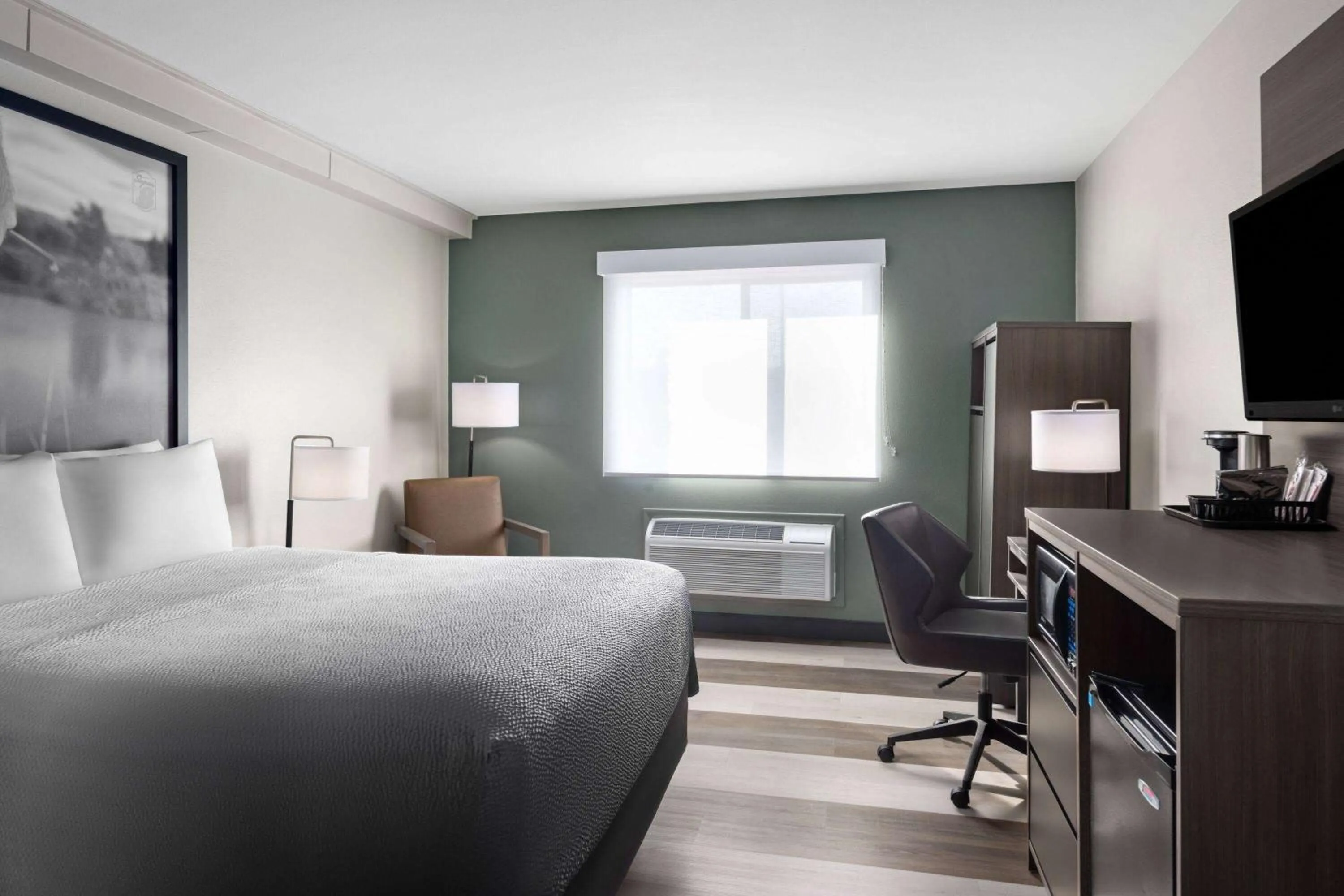 Photo of the whole room, Bed in Super 8 by Wyndham Columbus