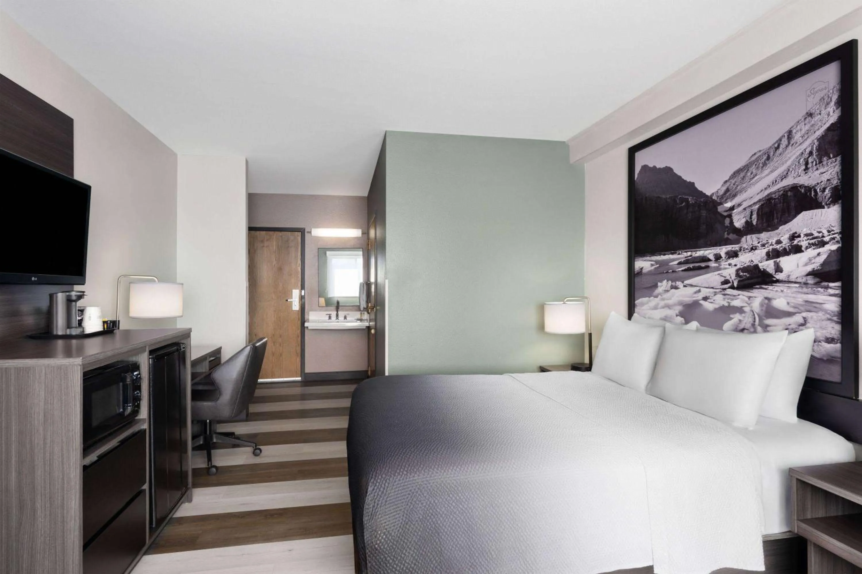 Photo of the whole room, Bed in Super 8 by Wyndham Columbus