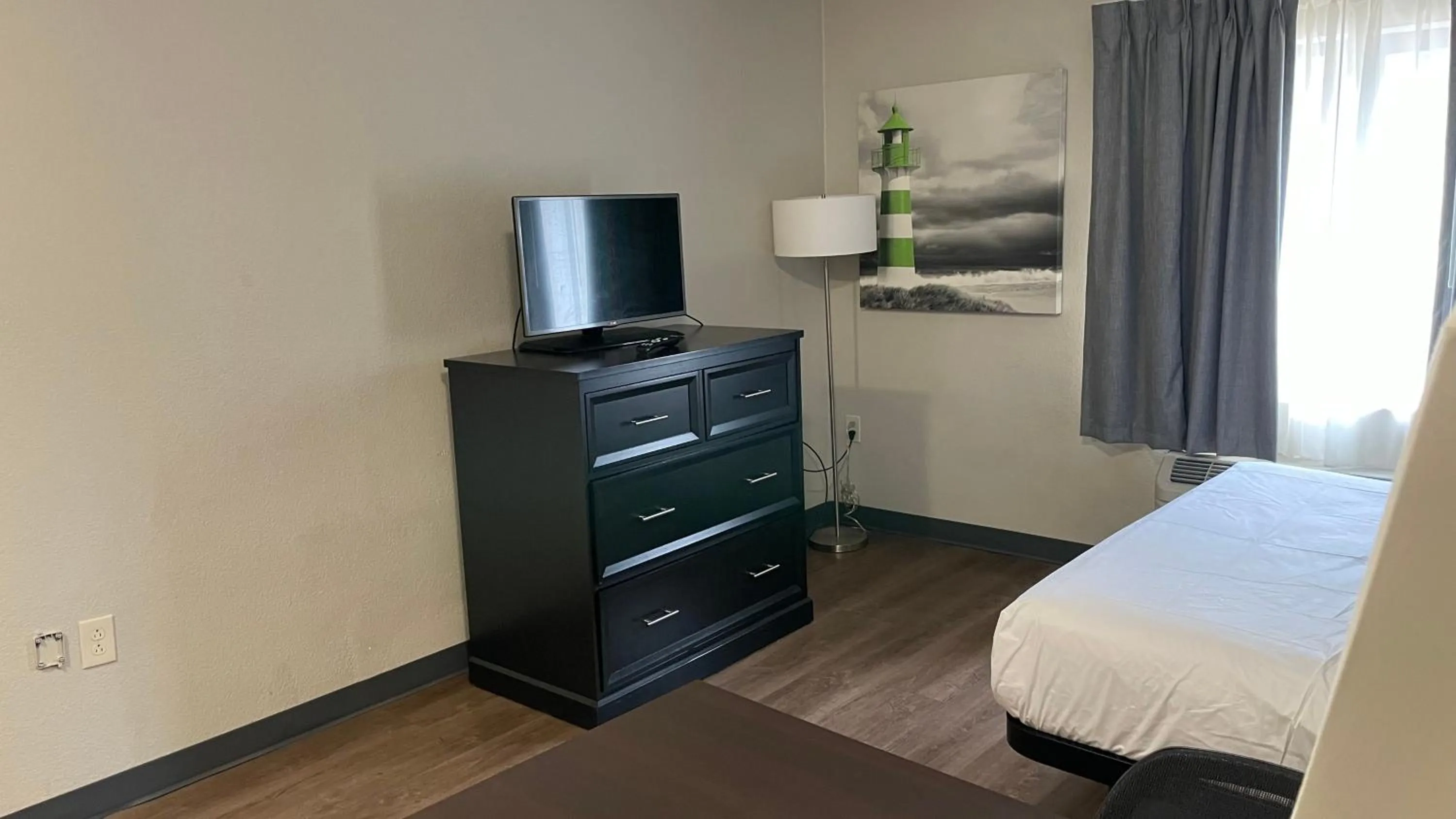 TV and multimedia, Bed in Sonesta Simply Suites Memphis