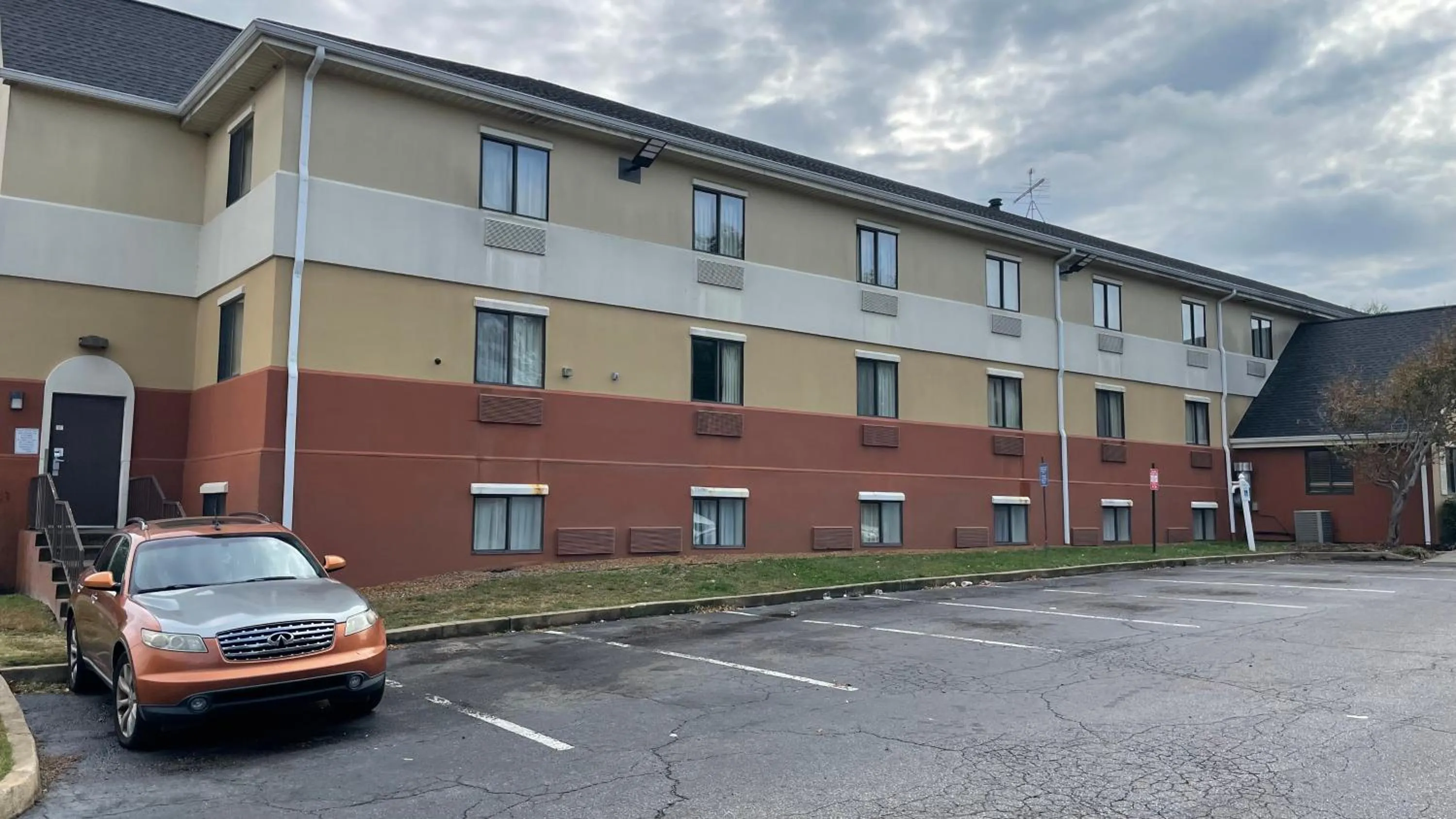 Property building in Sonesta Simply Suites Memphis