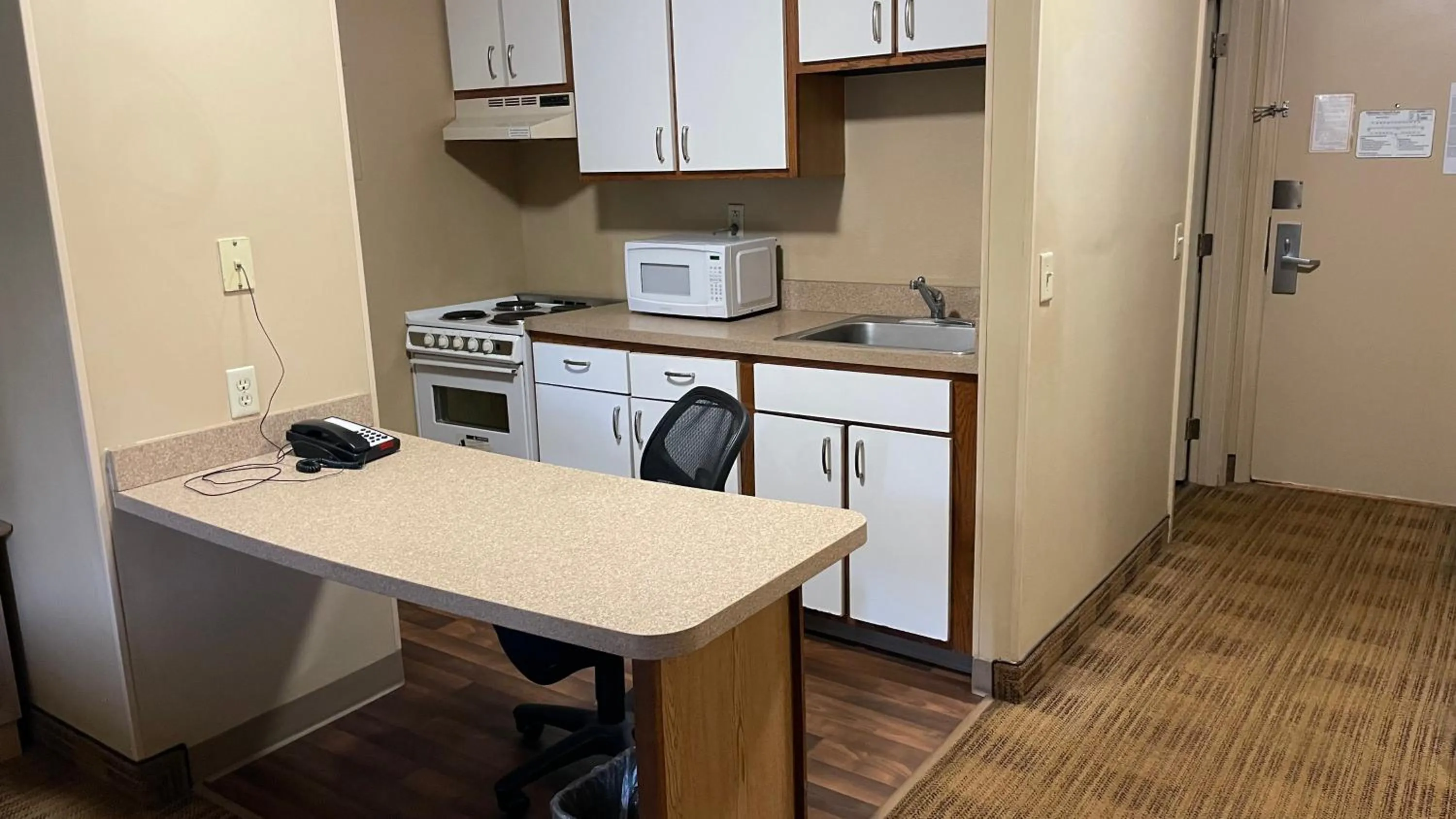 Kitchen or kitchenette in Sonesta Simply Suites Memphis