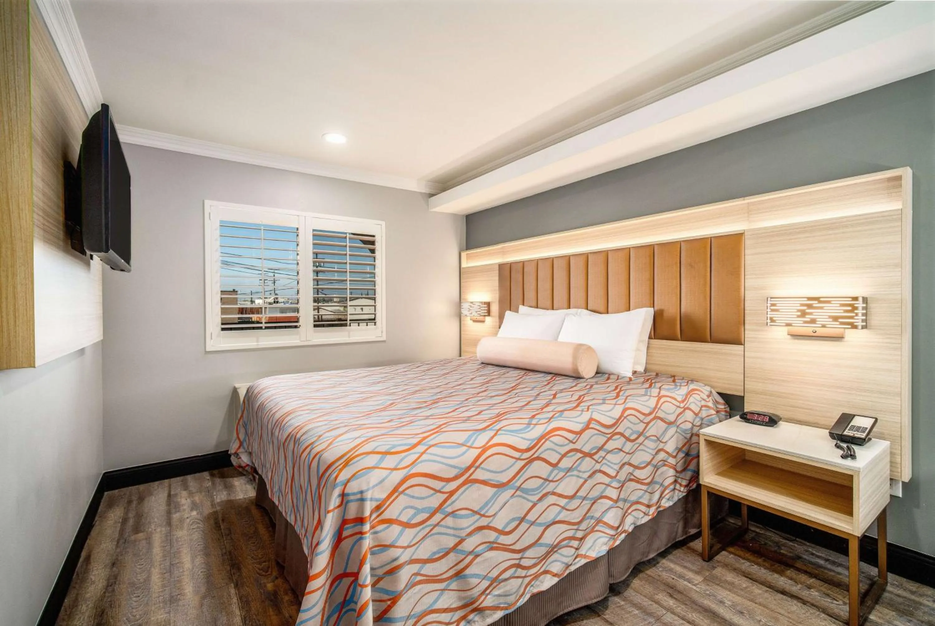 Photo of the whole room, Bed in Travelodge Inn & Suites by Wyndham Bell Los Angeles Area