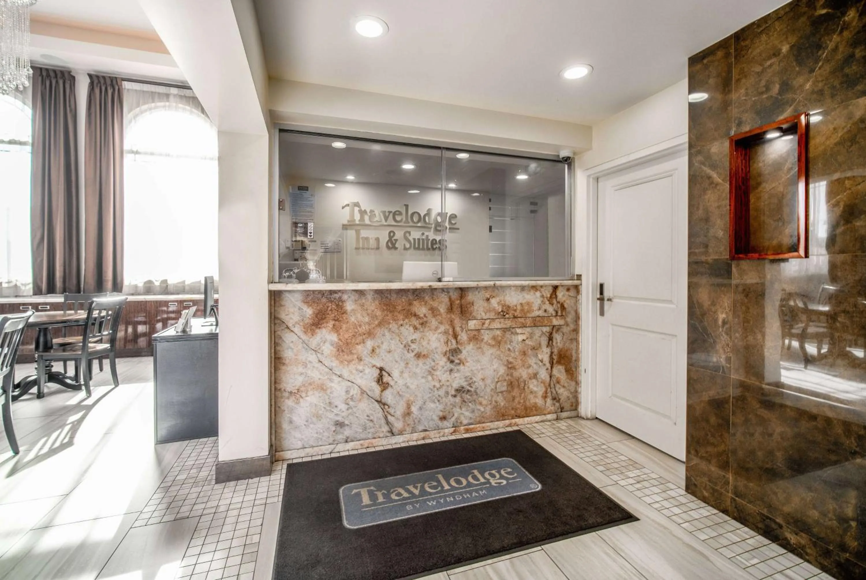 Lobby or reception in Travelodge Inn & Suites by Wyndham Bell Los Angeles Area