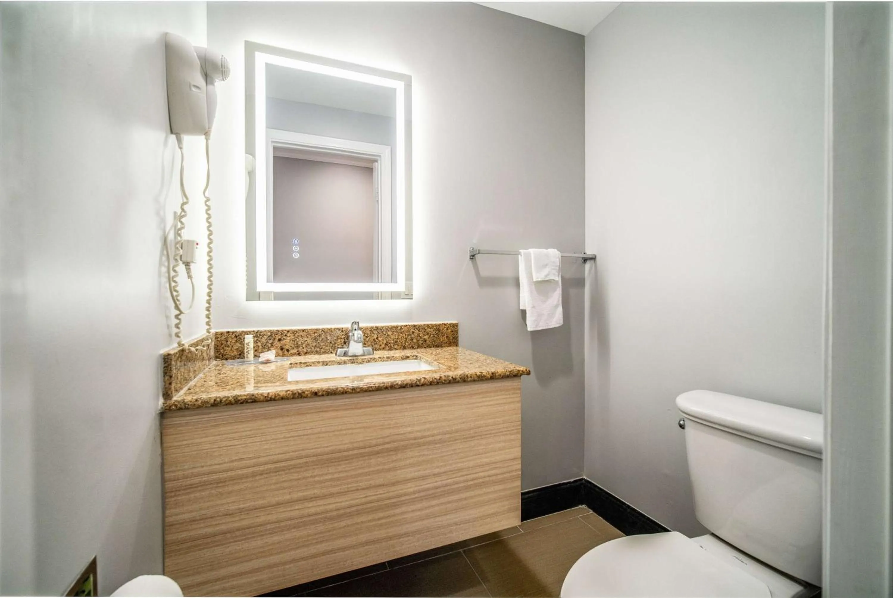 TV and multimedia in Travelodge Inn & Suites by Wyndham Bell Los Angeles Area