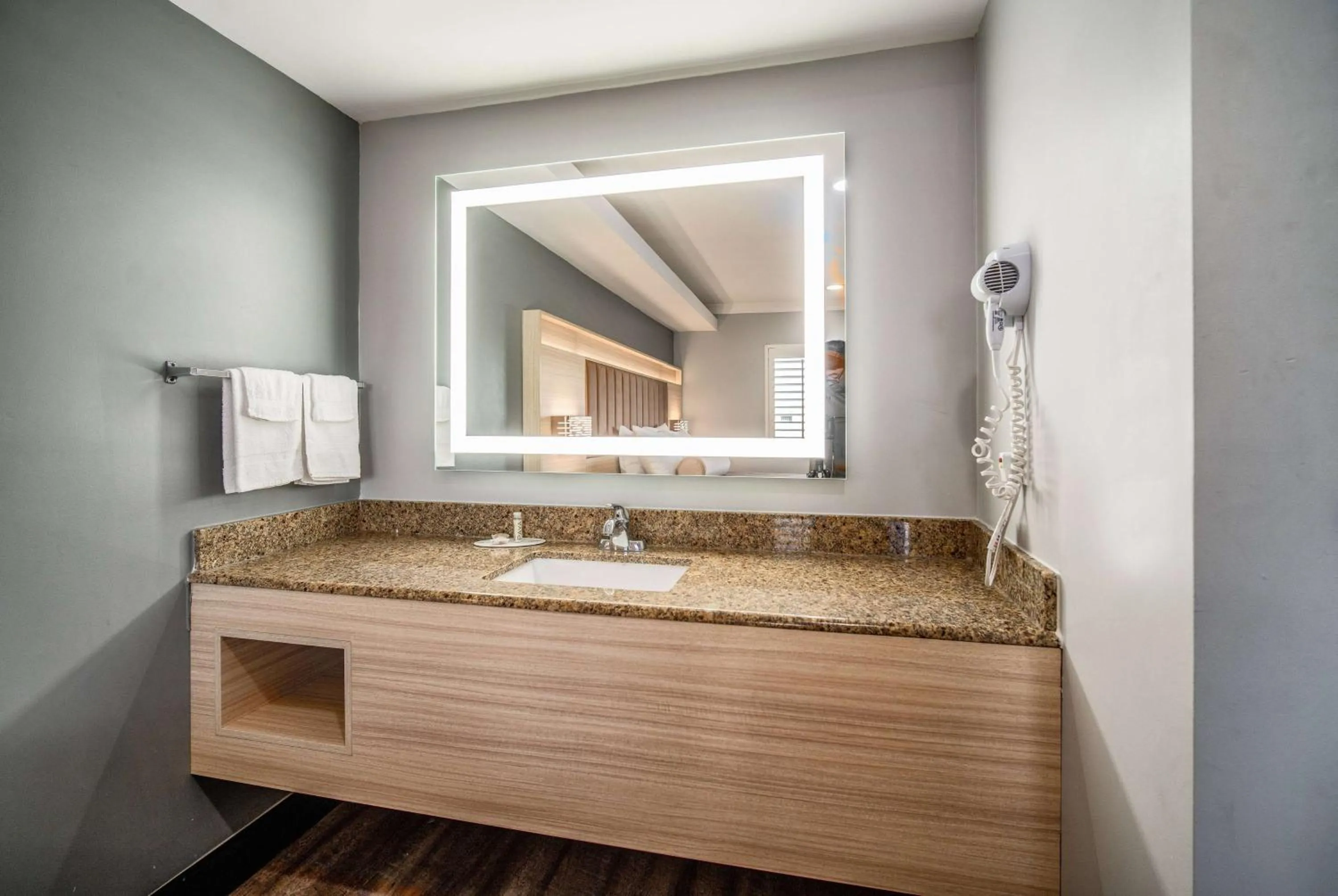 TV and multimedia in Travelodge Inn & Suites by Wyndham Bell Los Angeles Area