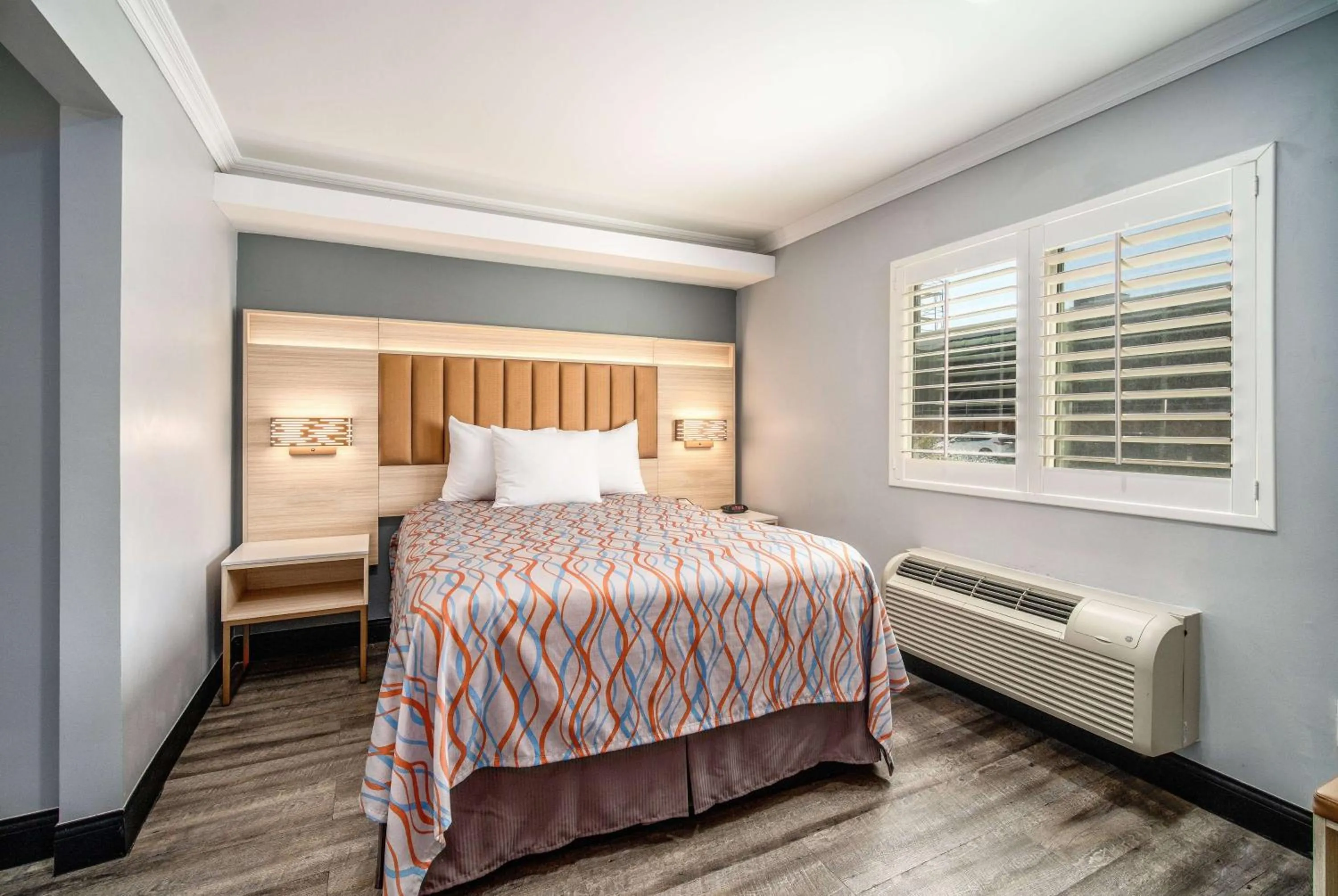 Photo of the whole room, Bed in Travelodge Inn & Suites by Wyndham Bell Los Angeles Area