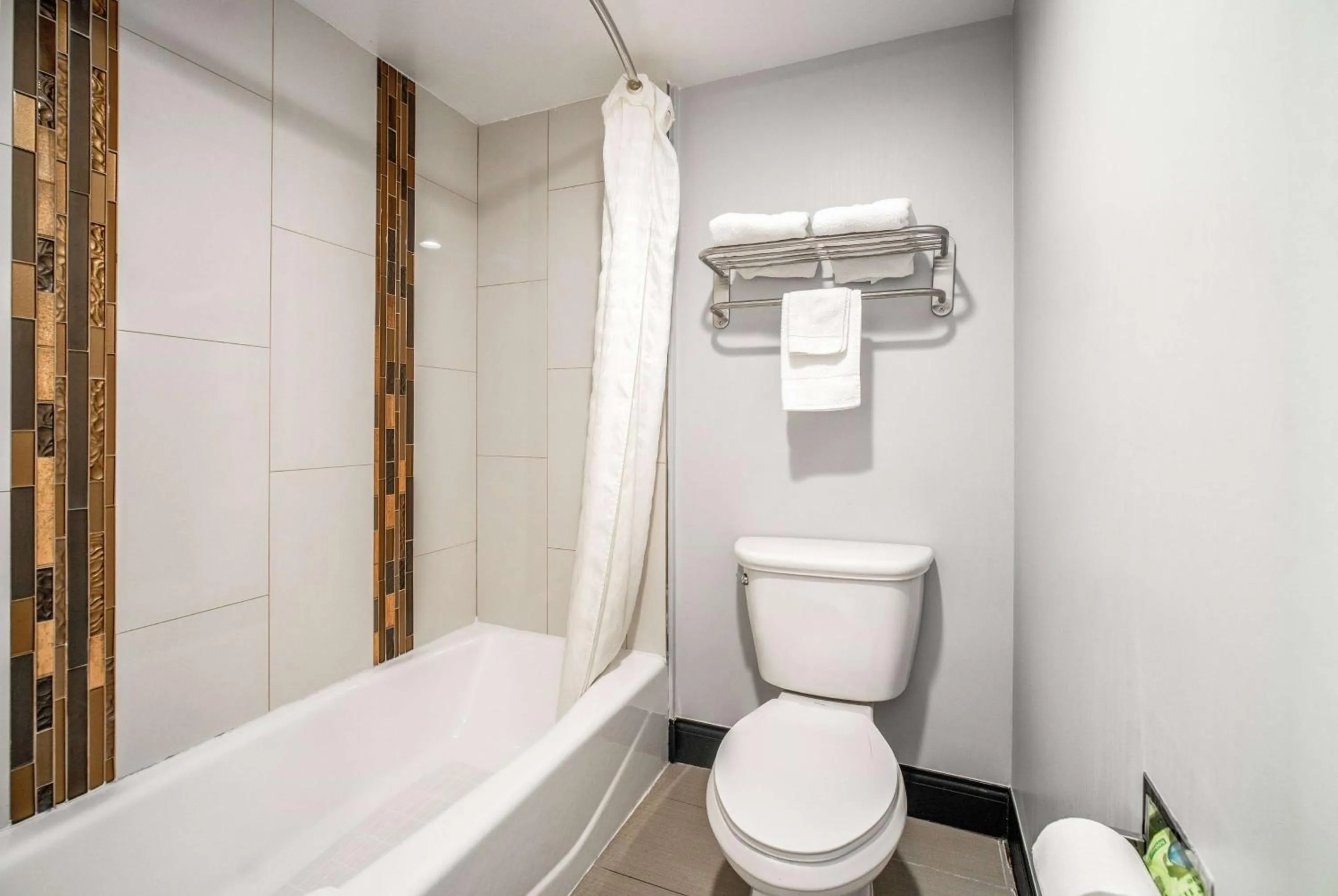 TV and multimedia in Travelodge Inn & Suites by Wyndham Bell Los Angeles Area