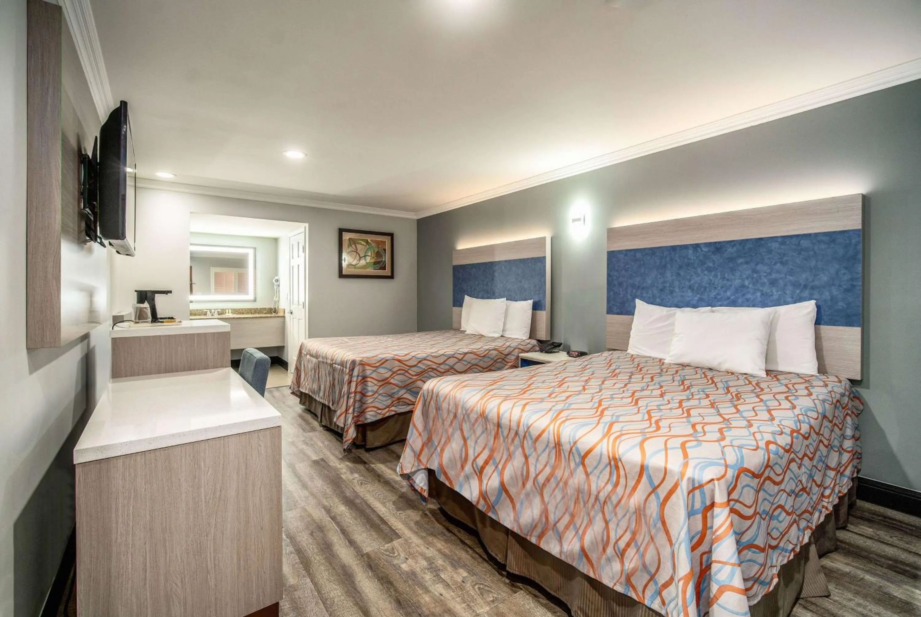 Photo of the whole room, Bed in Travelodge Inn & Suites by Wyndham Bell Los Angeles Area