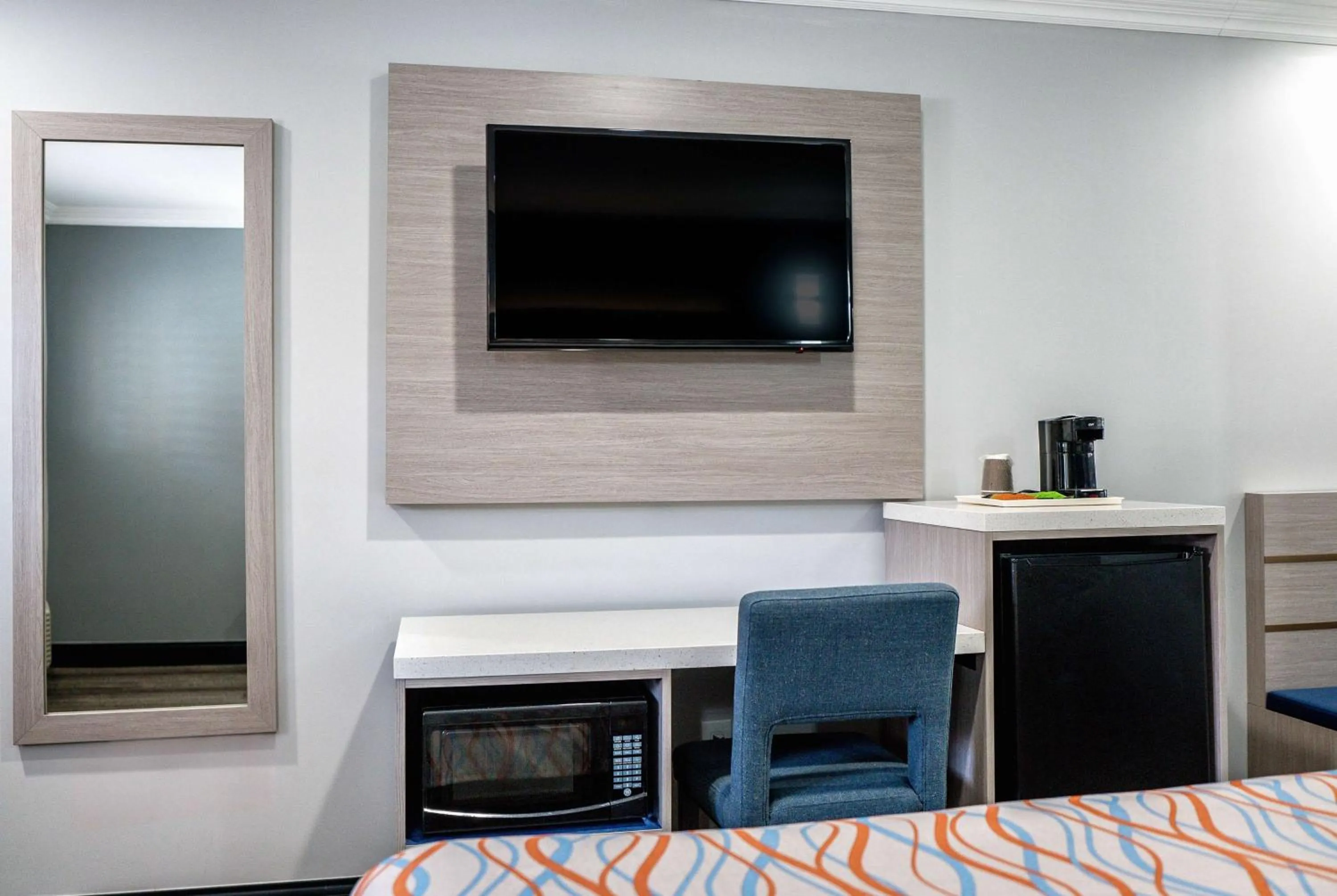 Photo of the whole room in Travelodge Inn & Suites by Wyndham Bell Los Angeles Area
