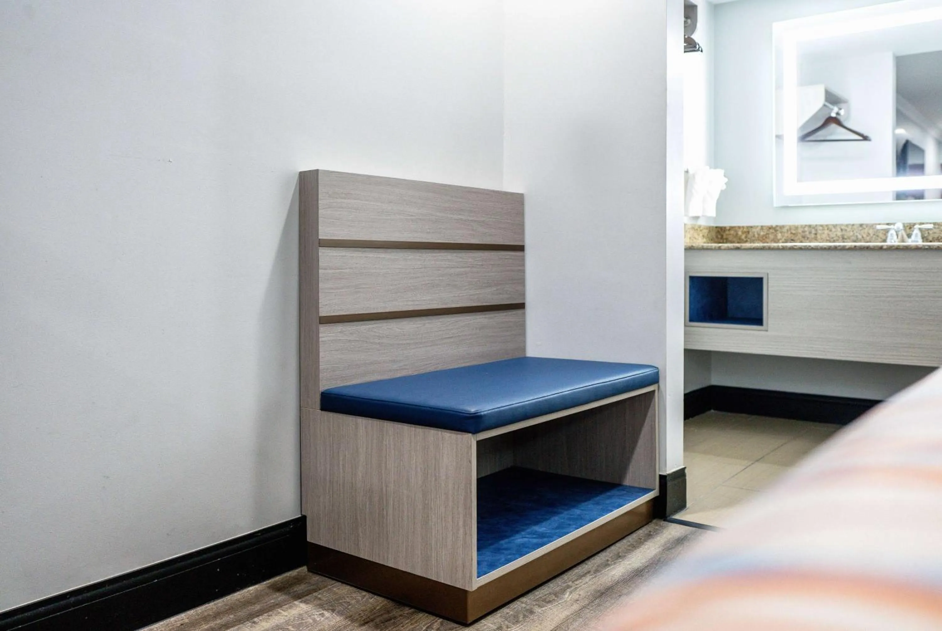 TV and multimedia, Bed in Travelodge Inn & Suites by Wyndham Bell Los Angeles Area