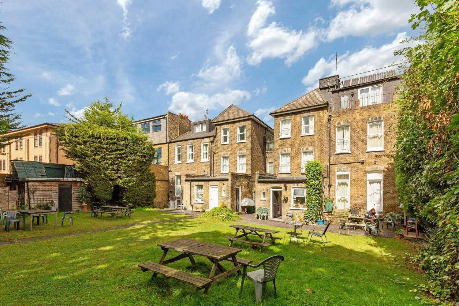 Garden in Amhurst Hotel