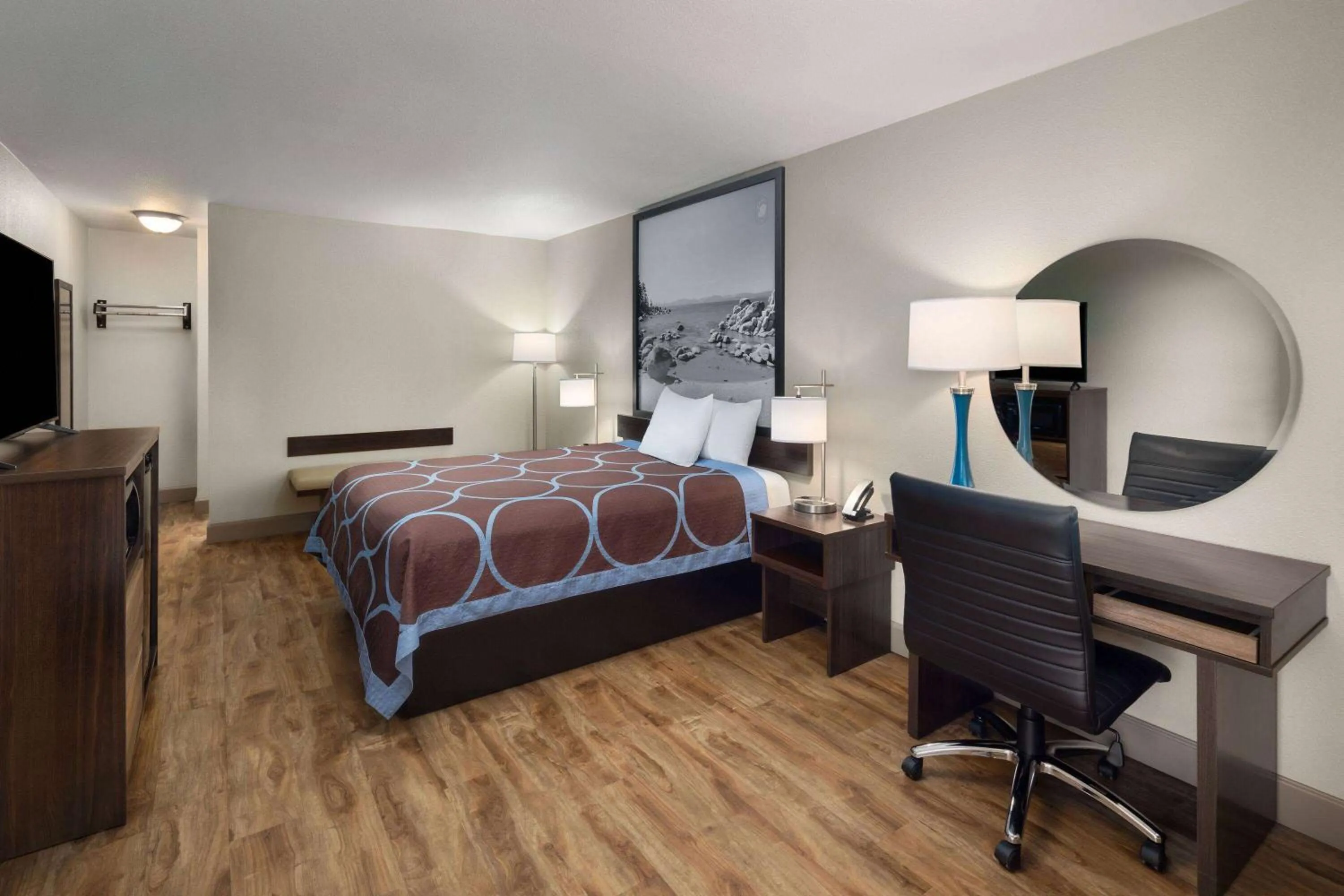 Photo of the whole room, Bed in Super 8 by Wyndham Fallon