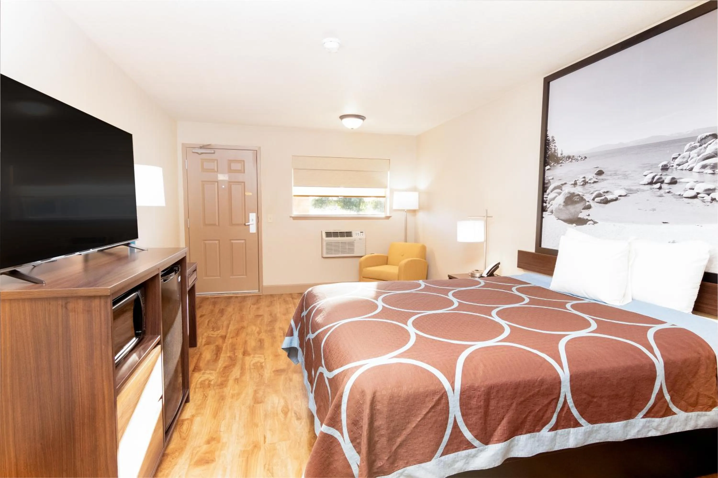 Photo of the whole room, Bed in Super 8 by Wyndham Fallon