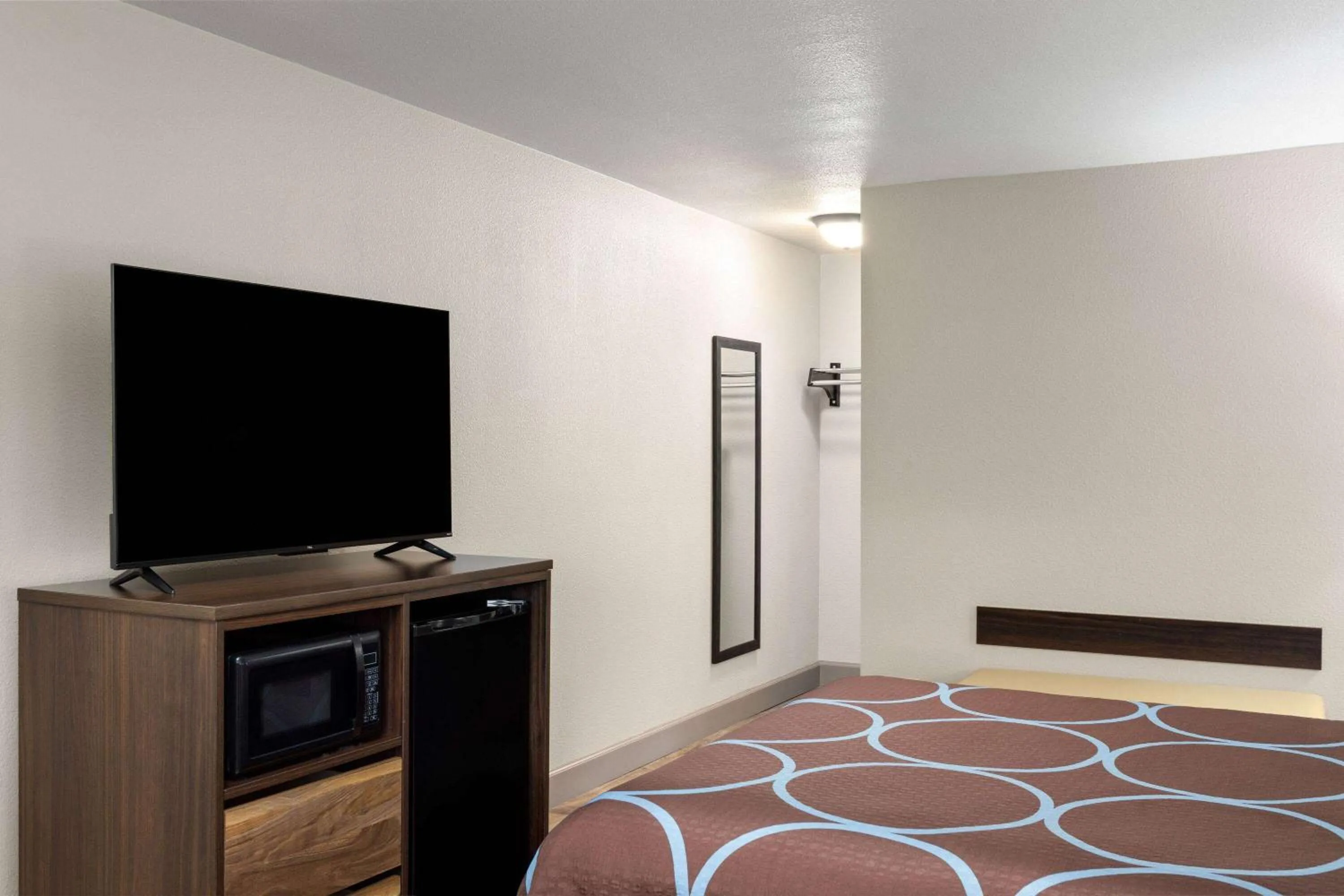 Photo of the whole room, Bed in Super 8 by Wyndham Fallon