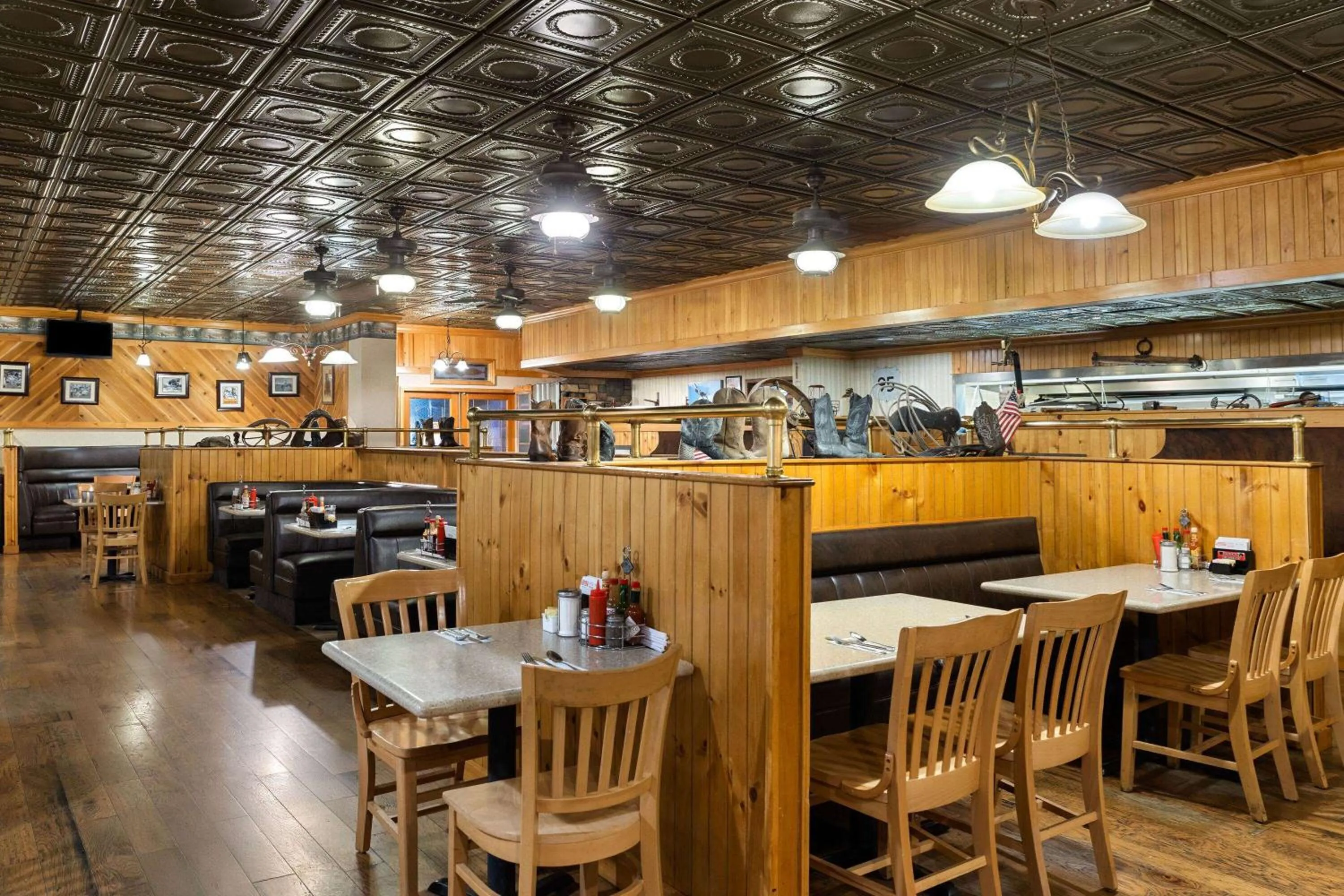 Restaurant/places to eat in Super 8 by Wyndham Fallon