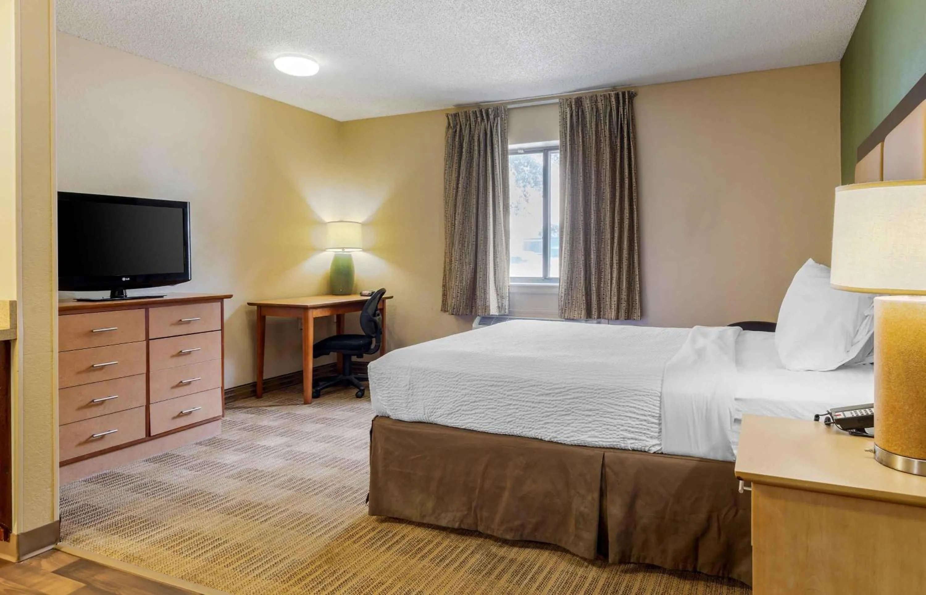 Bedroom, Bed in Extended Stay America Suites - Raleigh - North Raleigh - Wake Towne Dr