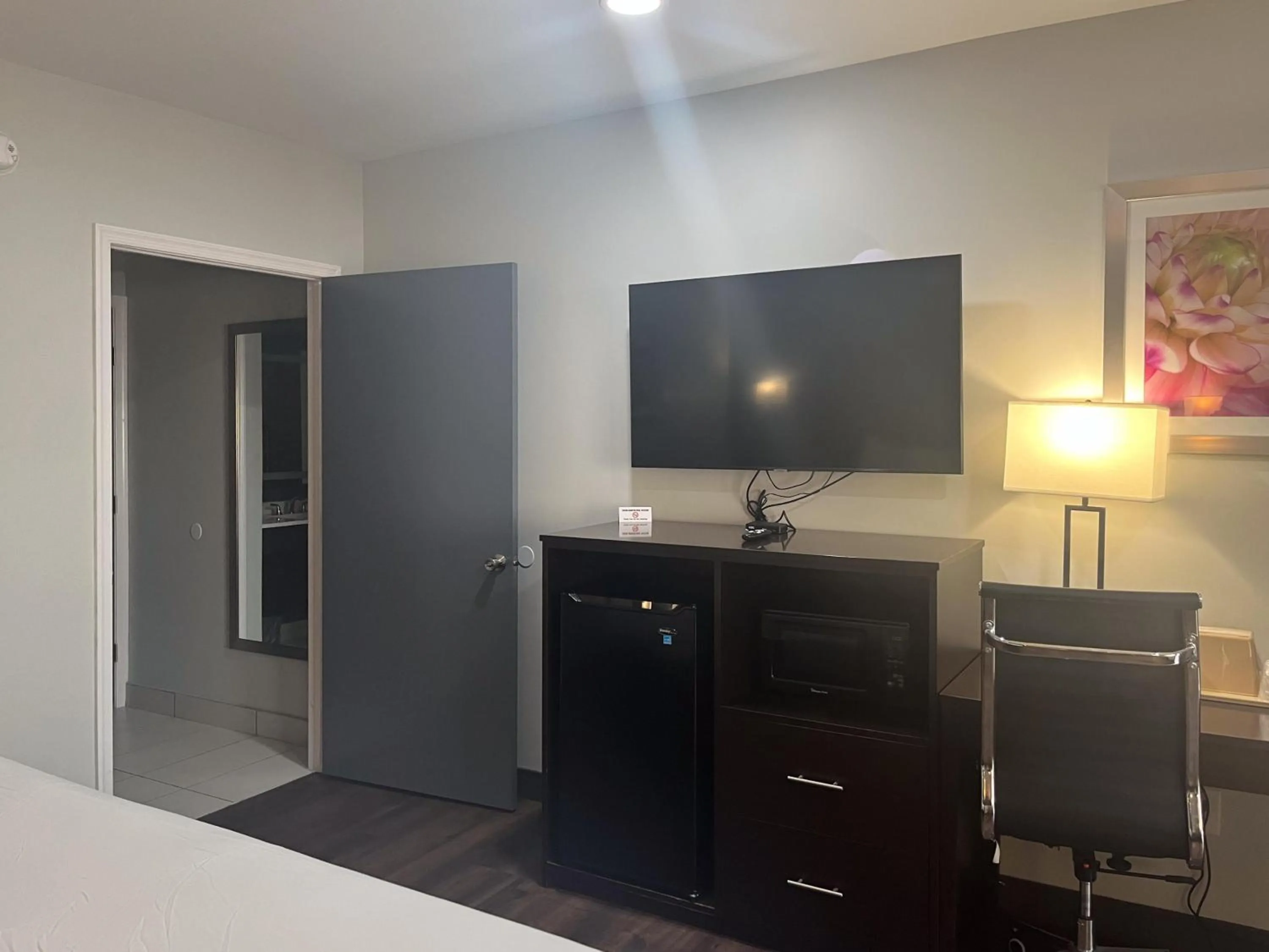 Bedroom in Studio 6 Fairfield, OH - Cincinnati