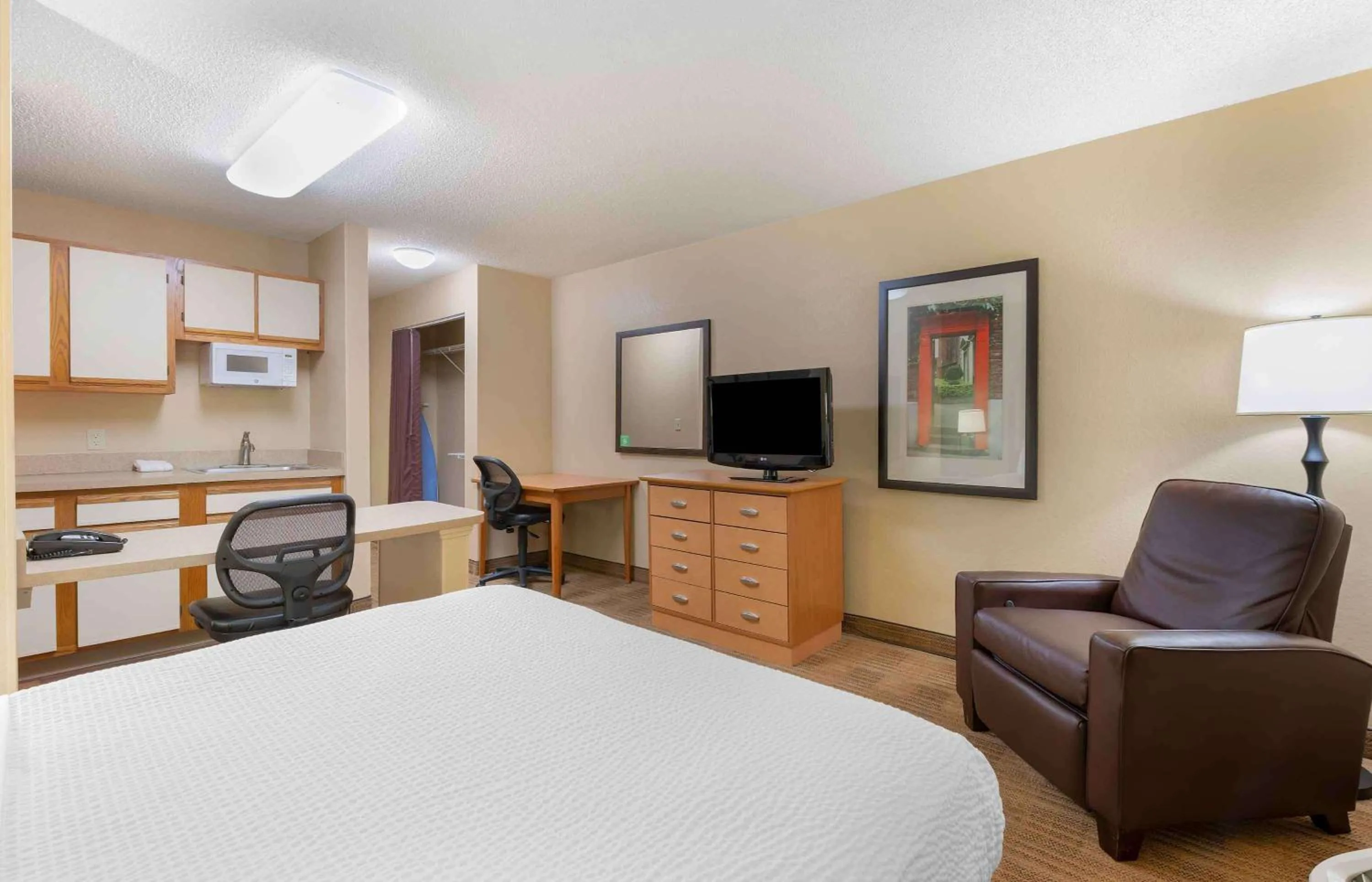 Bedroom, Bed in Extended Stay America Suites - Cincinnati - Fairfield