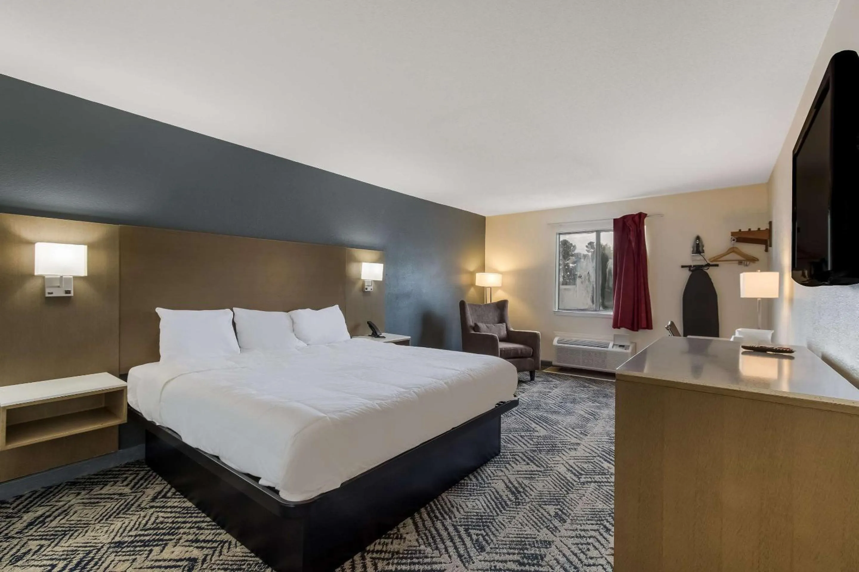 Bedroom, Bed in Econo Lodge Cherry Point