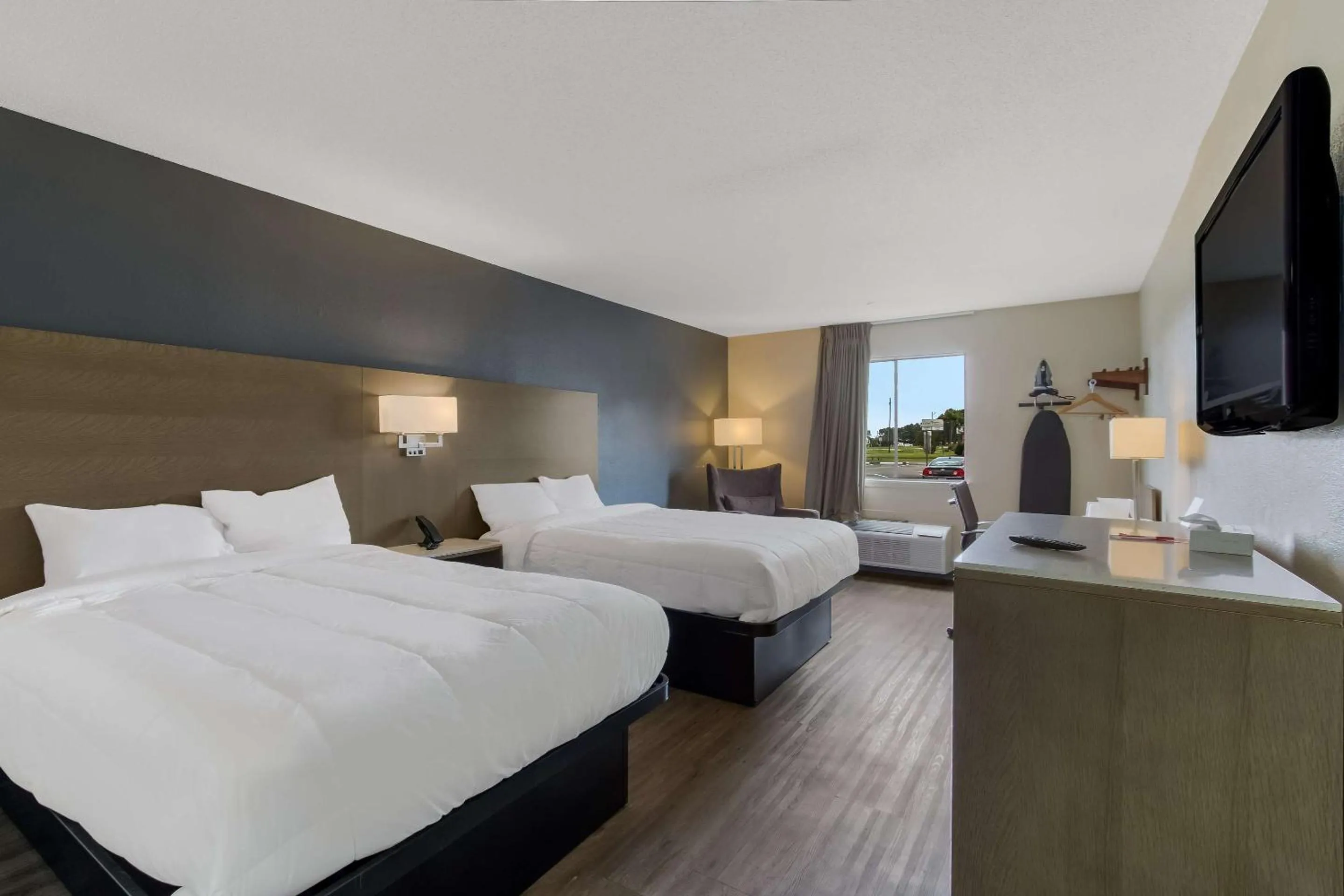 Bedroom, Bed in Econo Lodge Cherry Point