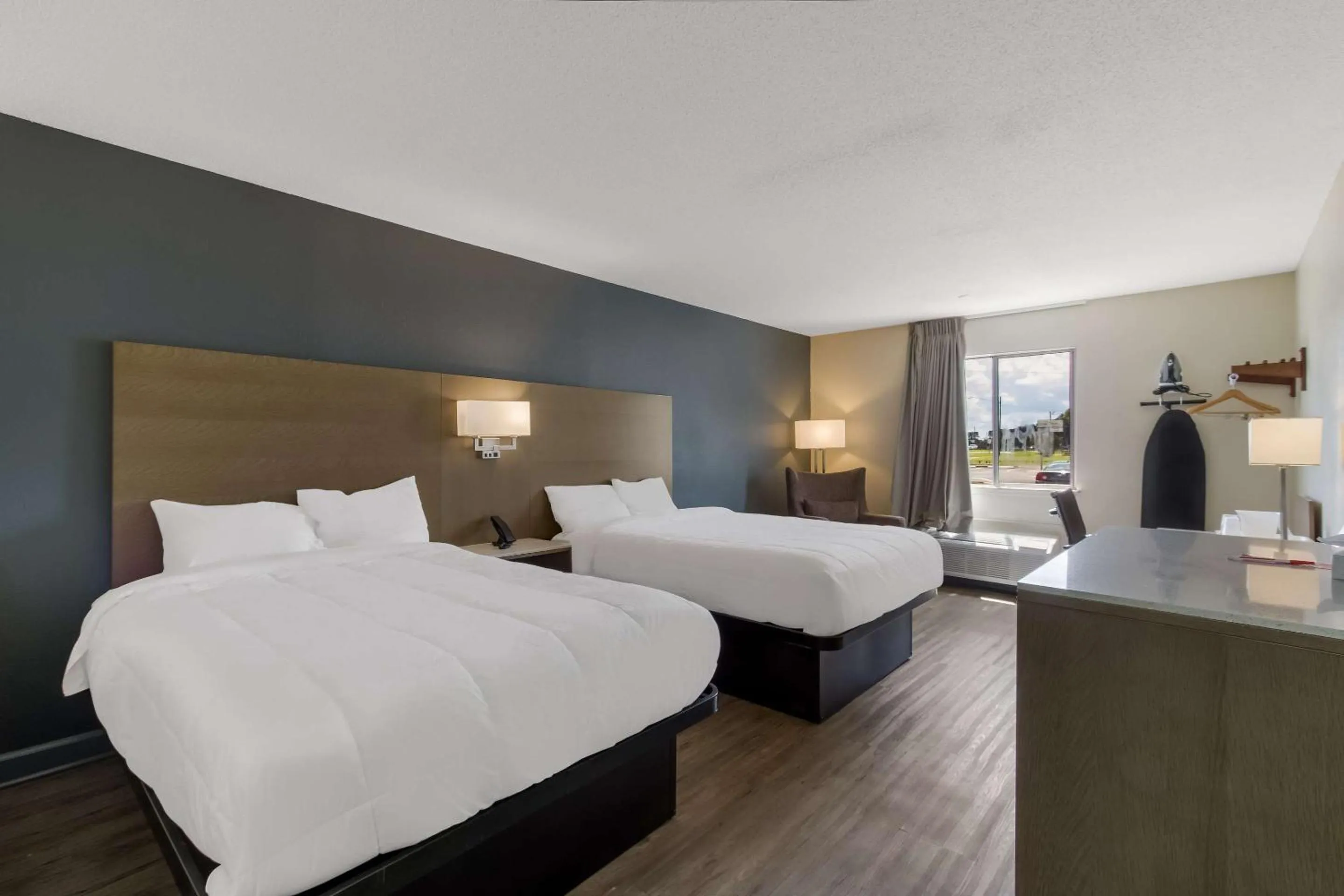 Bedroom, Bed in Econo Lodge Cherry Point