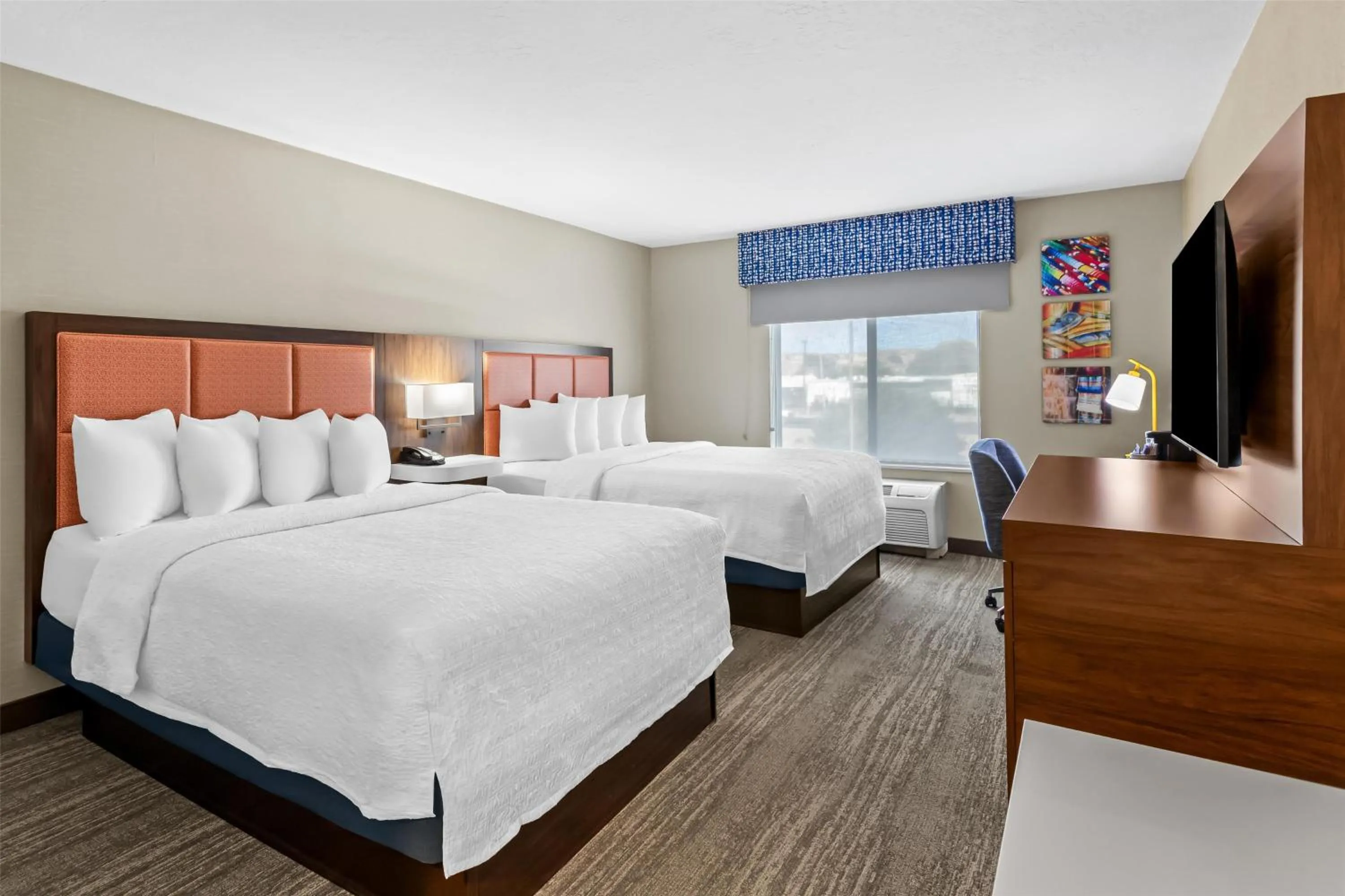 Bed in Hampton Inn & Suites Farmington