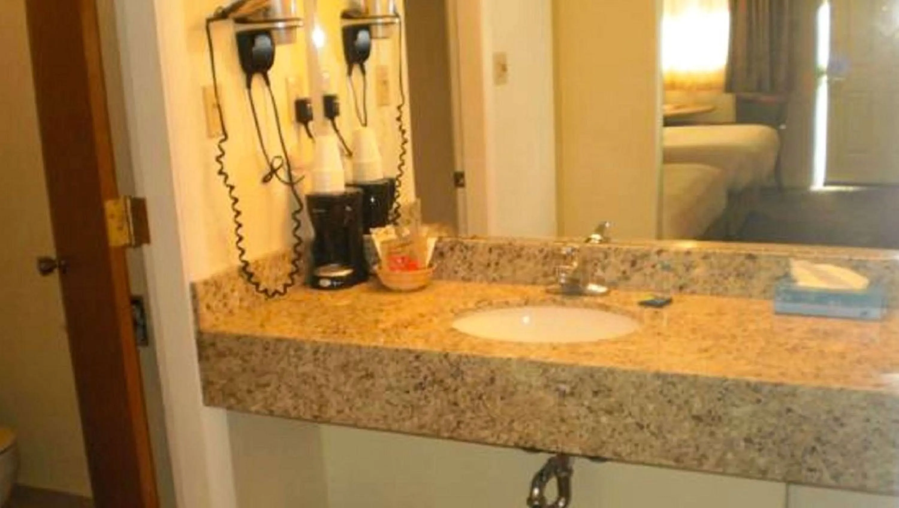 Bathroom in Magnuson Hotel Park Vue