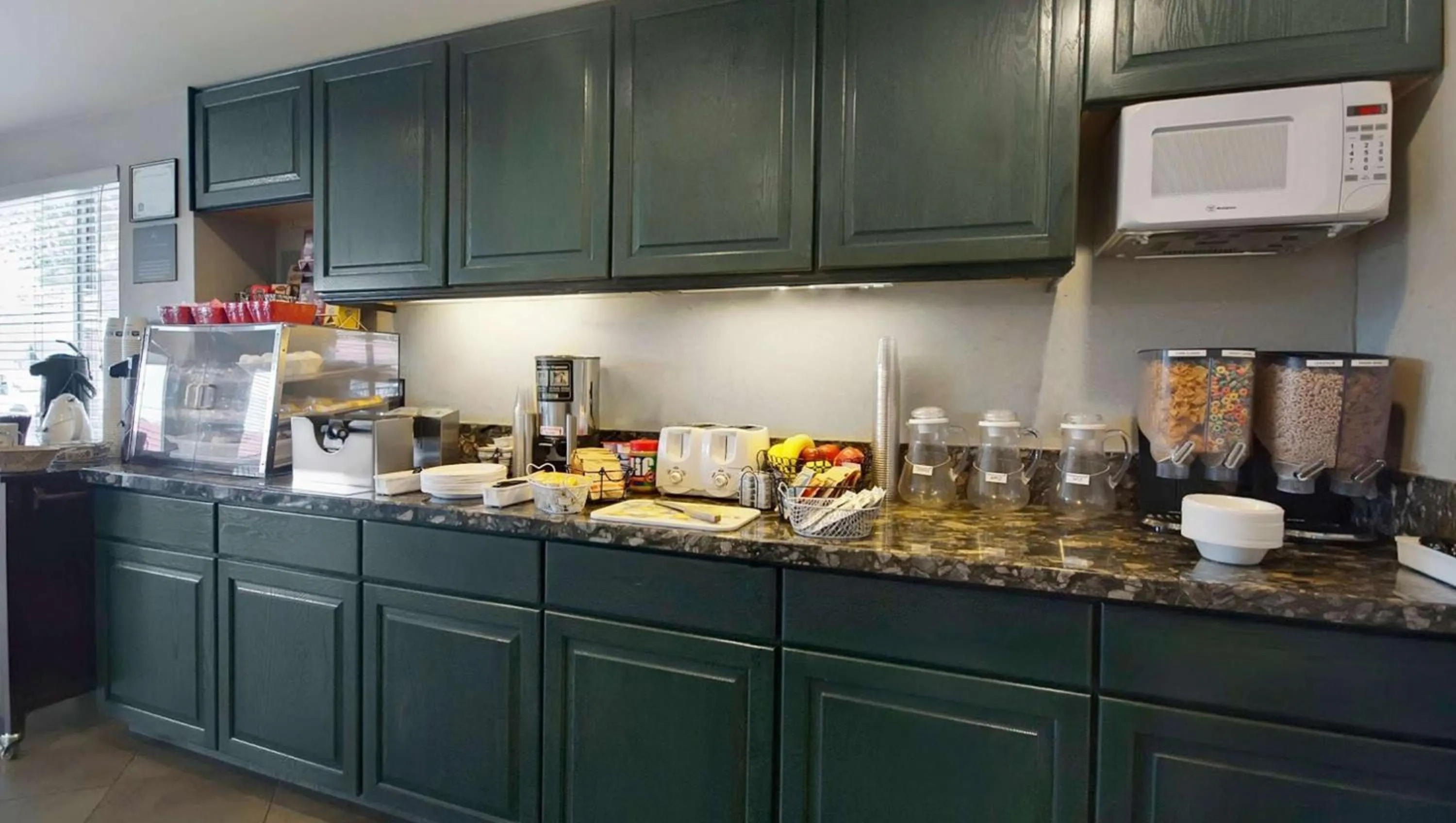 Breakfast in Magnuson Hotel Park Vue