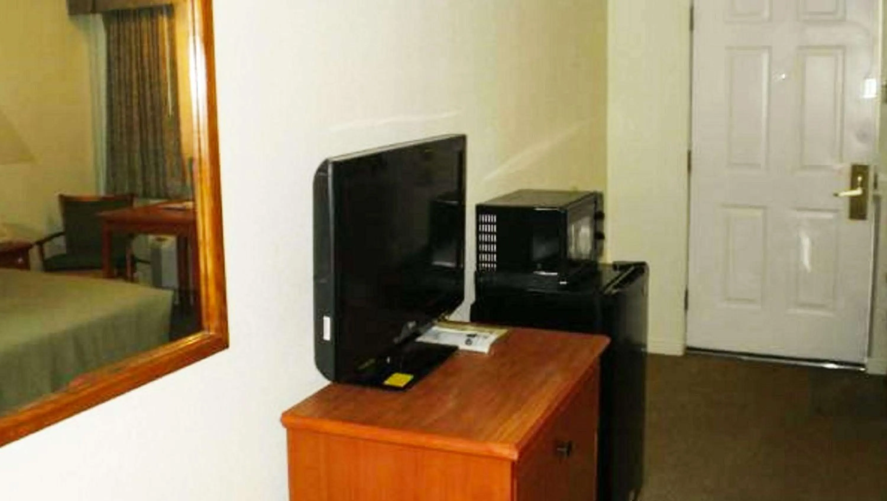 Photo of the whole room in Magnuson Hotel Park Vue