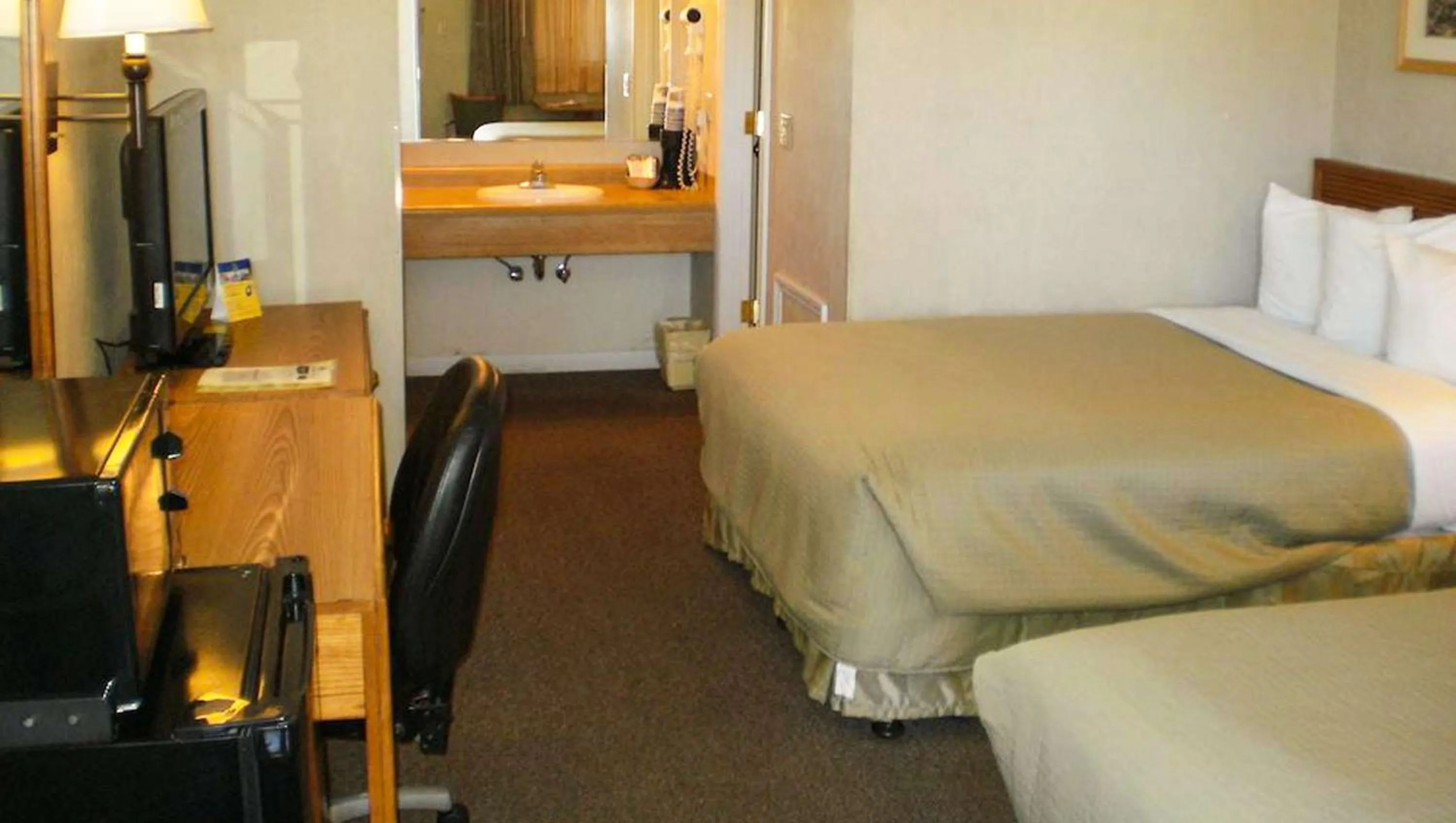 Photo of the whole room in Magnuson Hotel Park Vue