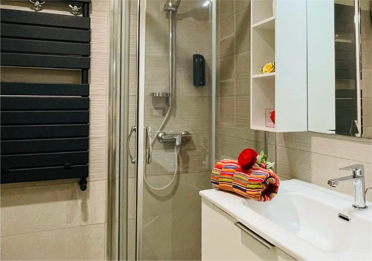 Shower in La Collina di Montegrappa - Suites with Heated Private Pool - Suites with Shared Pool