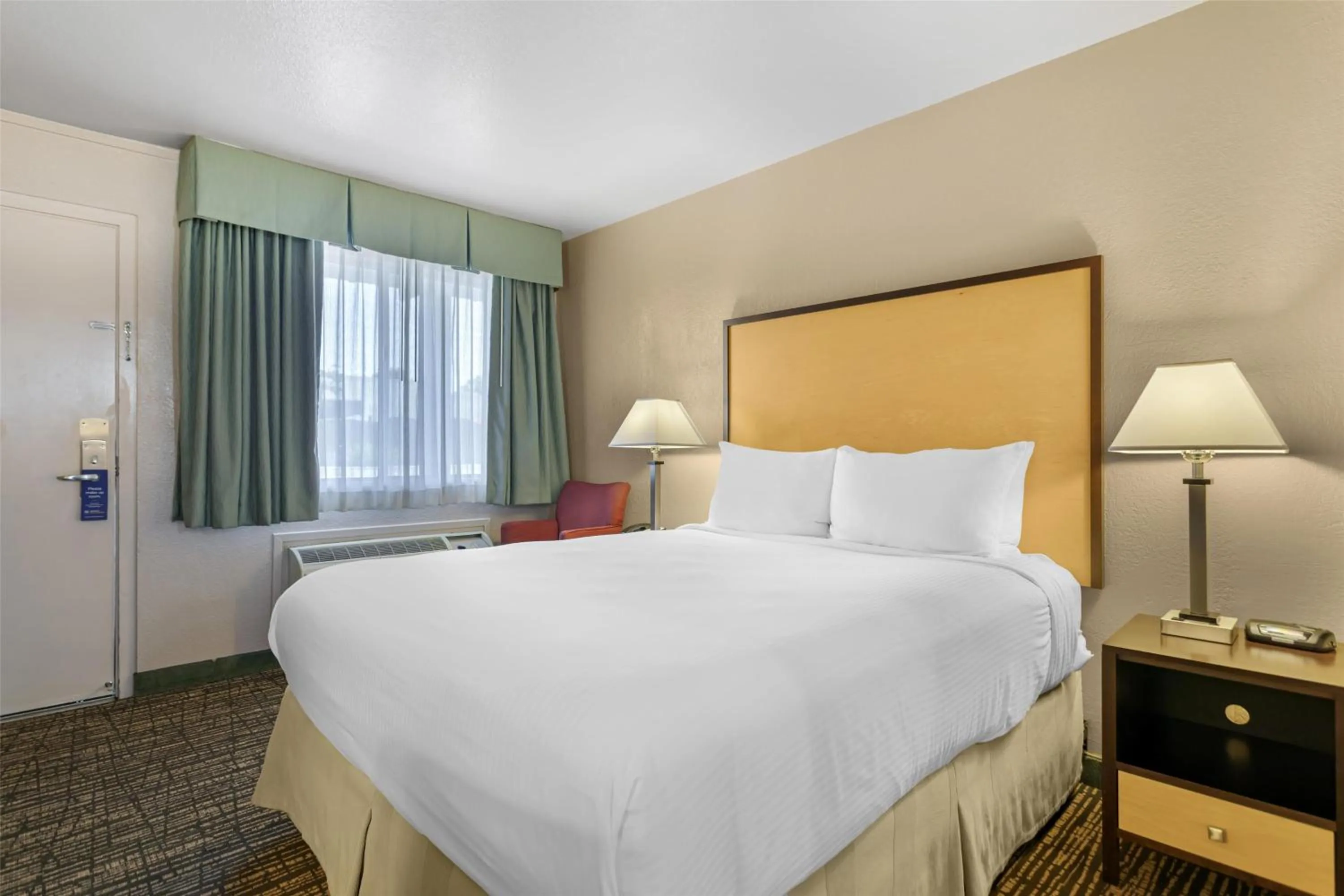 Bedroom, Bed in Best Western Petaluma Inn