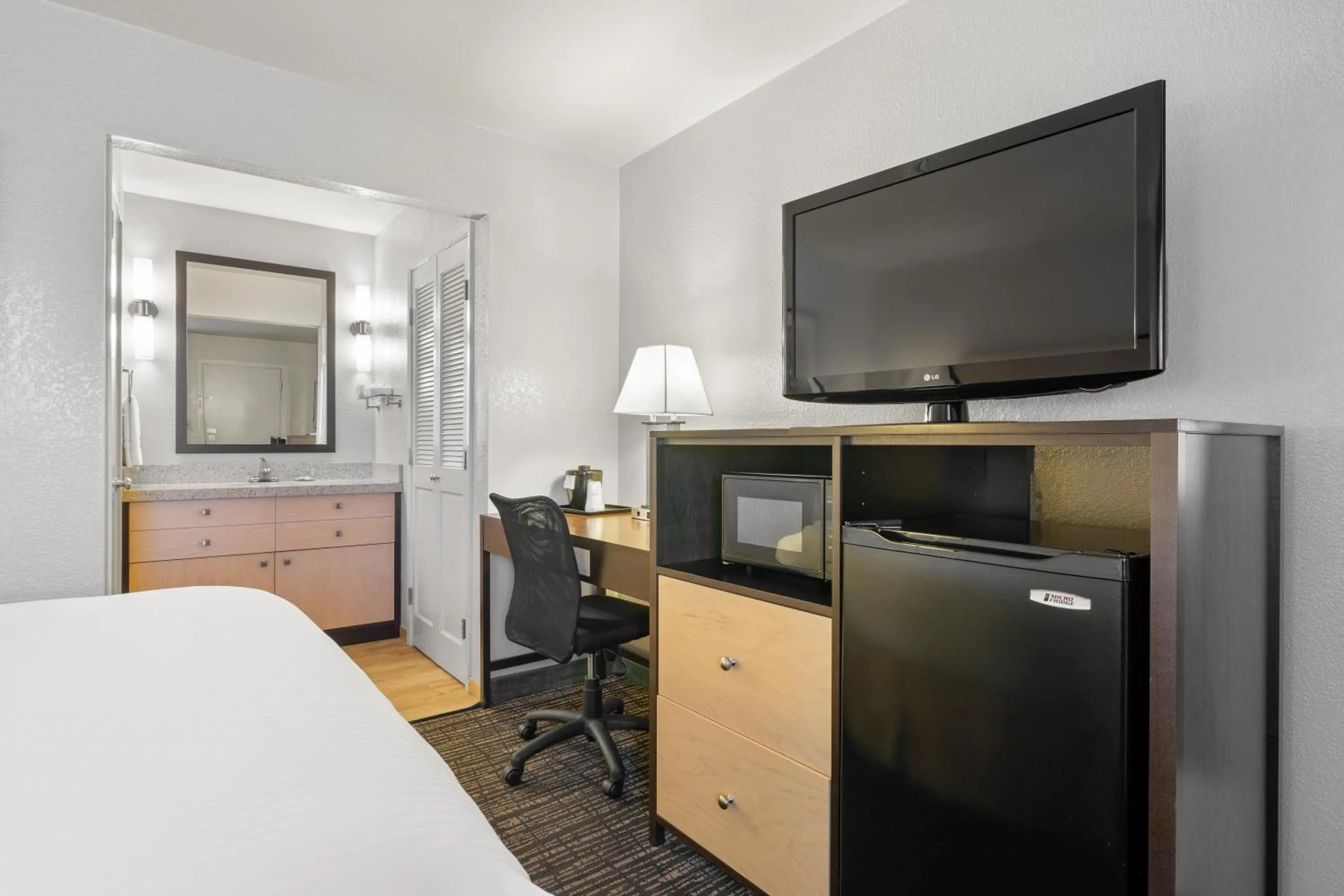 Photo of the whole room, Bed in Best Western Petaluma Inn