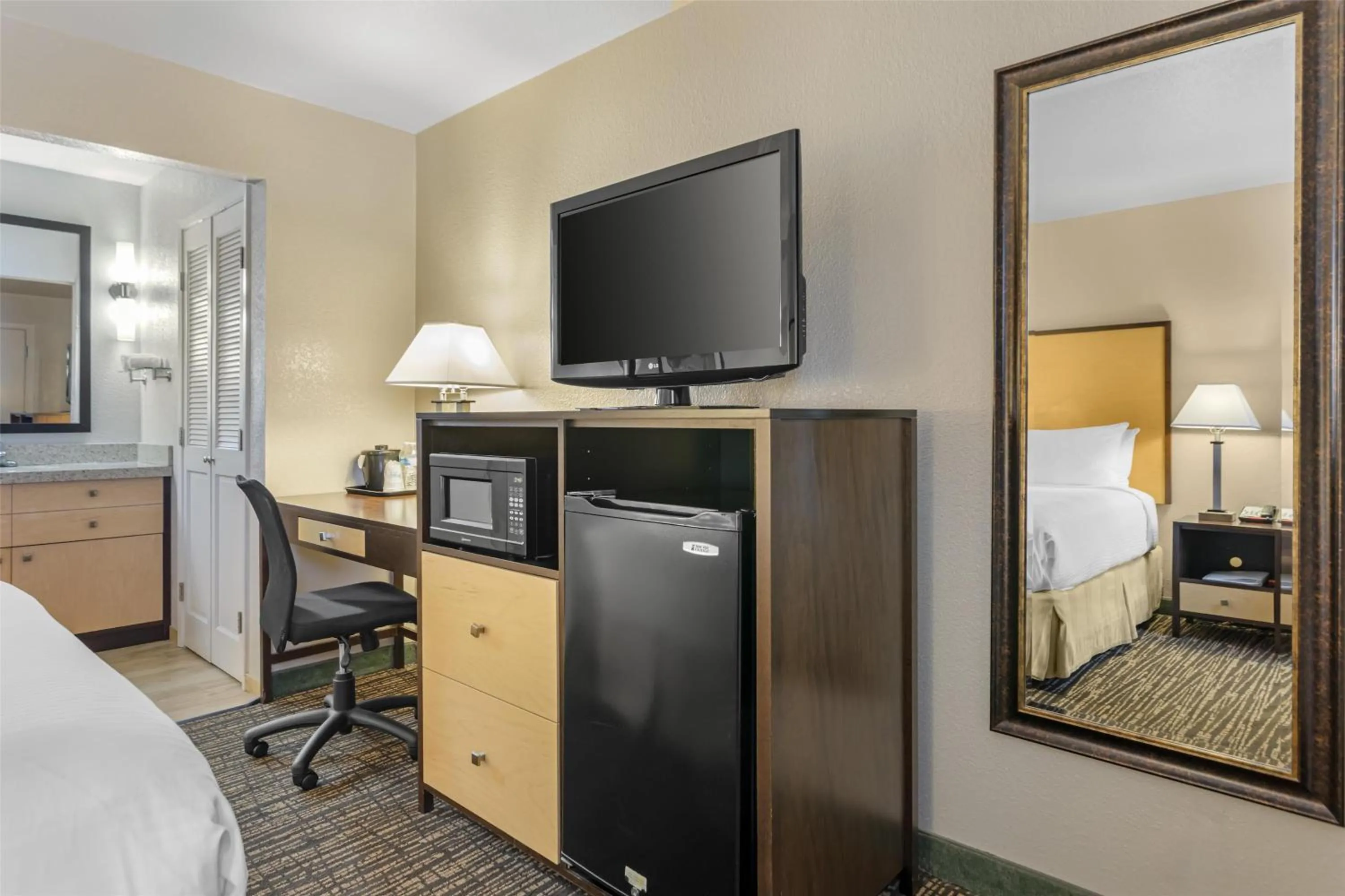 Bedroom, Bed in Best Western Petaluma Inn