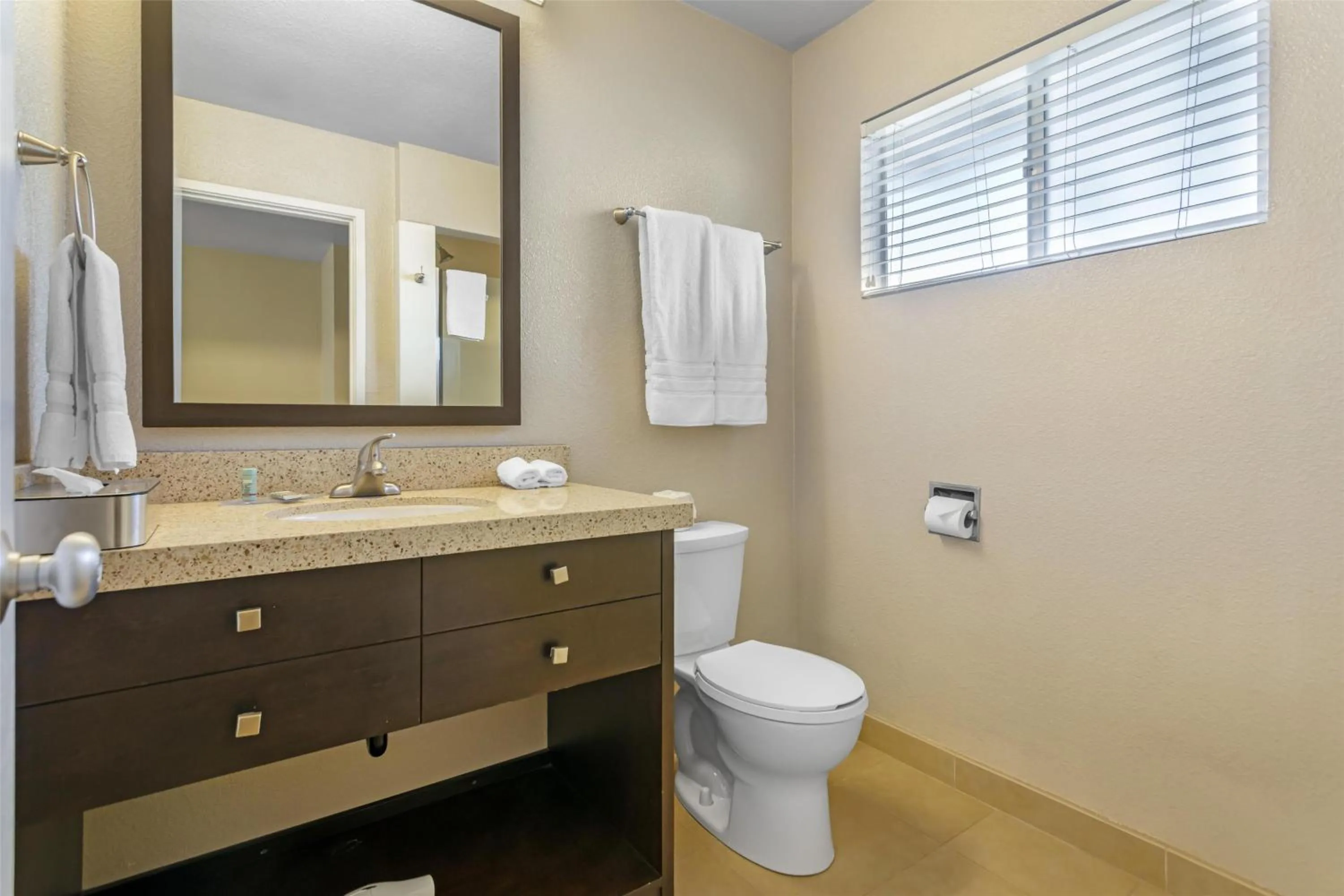 Bathroom in Best Western Petaluma Inn