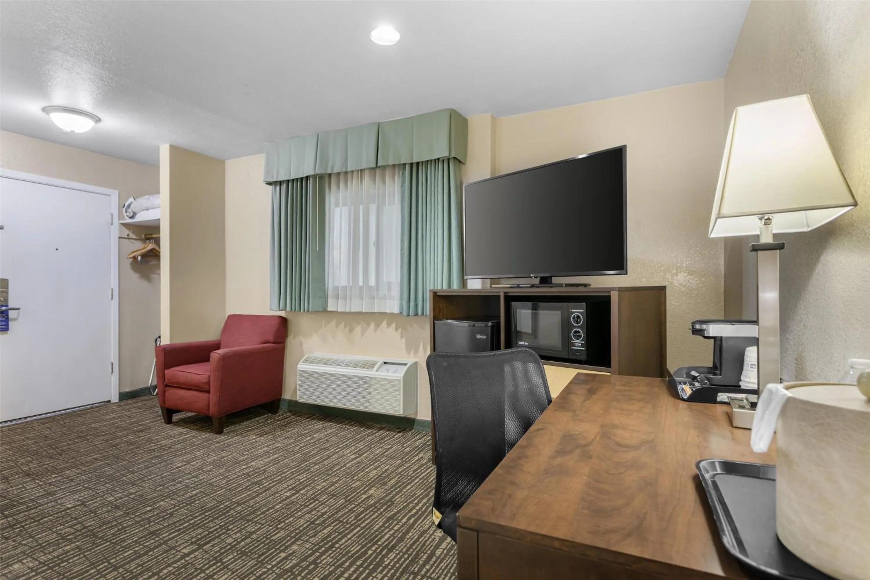 Bedroom in Best Western Petaluma Inn