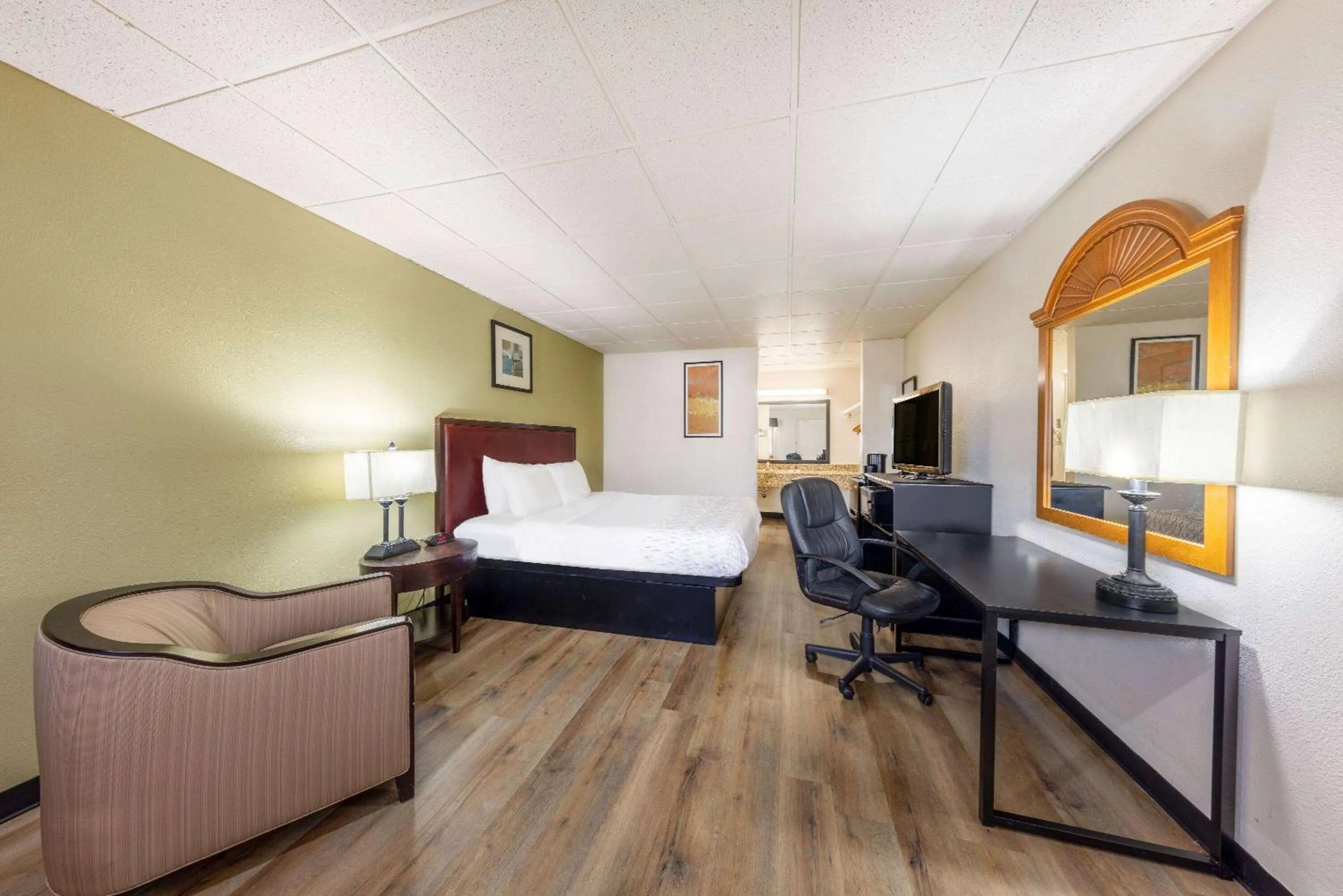 Photo of the whole room, Bed in Baymont by Wyndham El Dorado