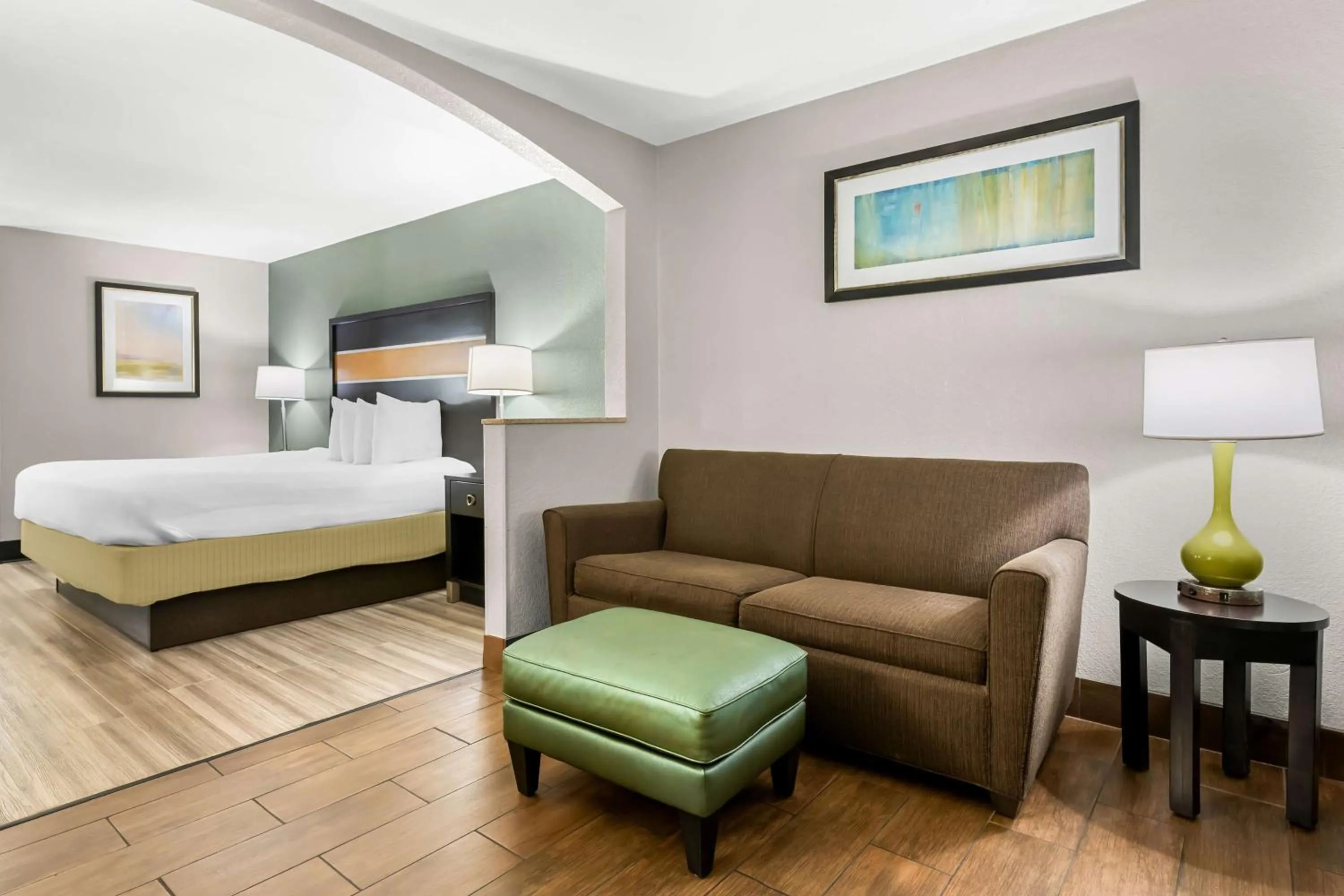 Bedroom, Bed in Best Western Executive Suites