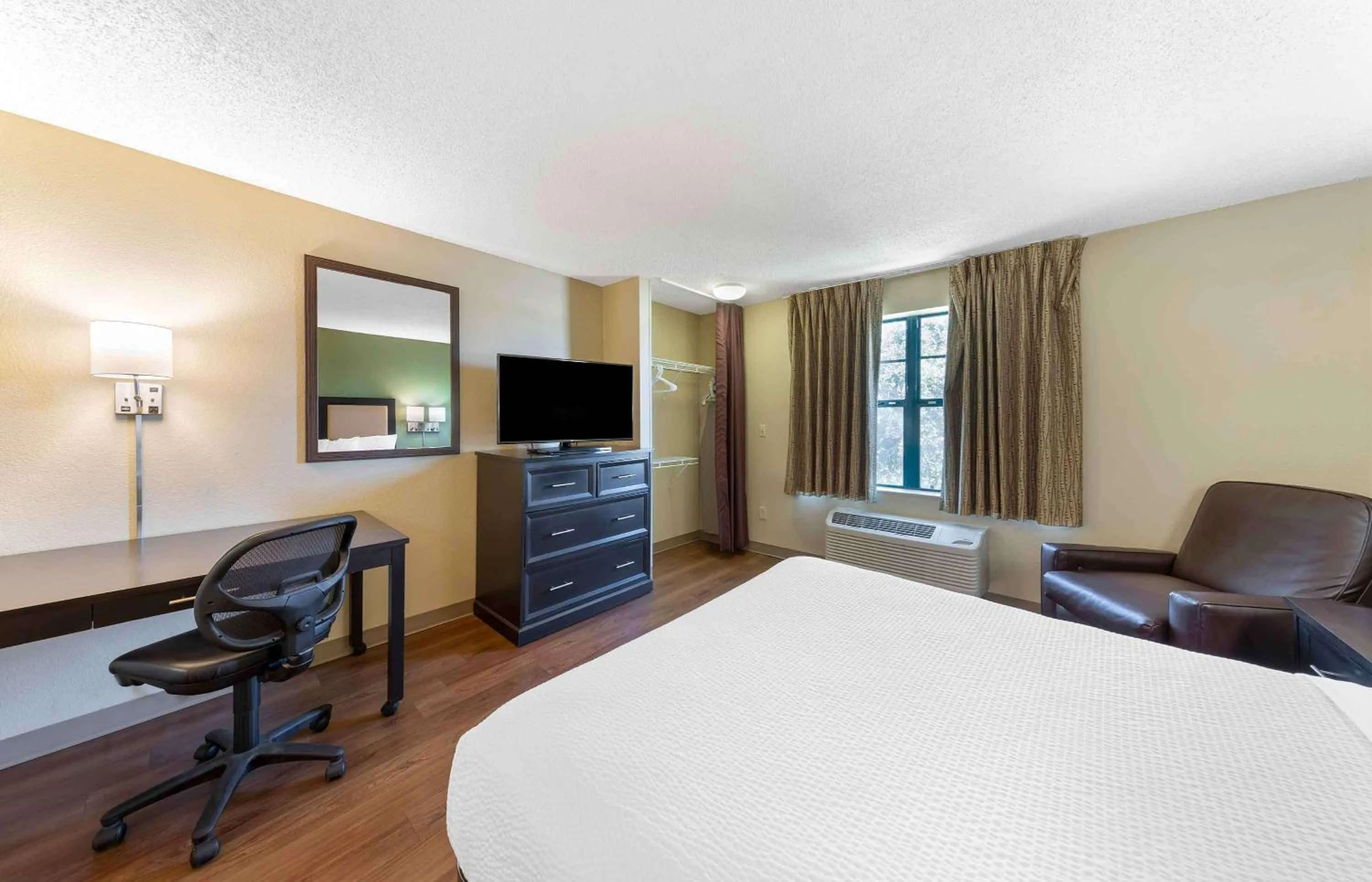 Bedroom, Bed in Extended Stay America Suites - Cleveland - Westlake