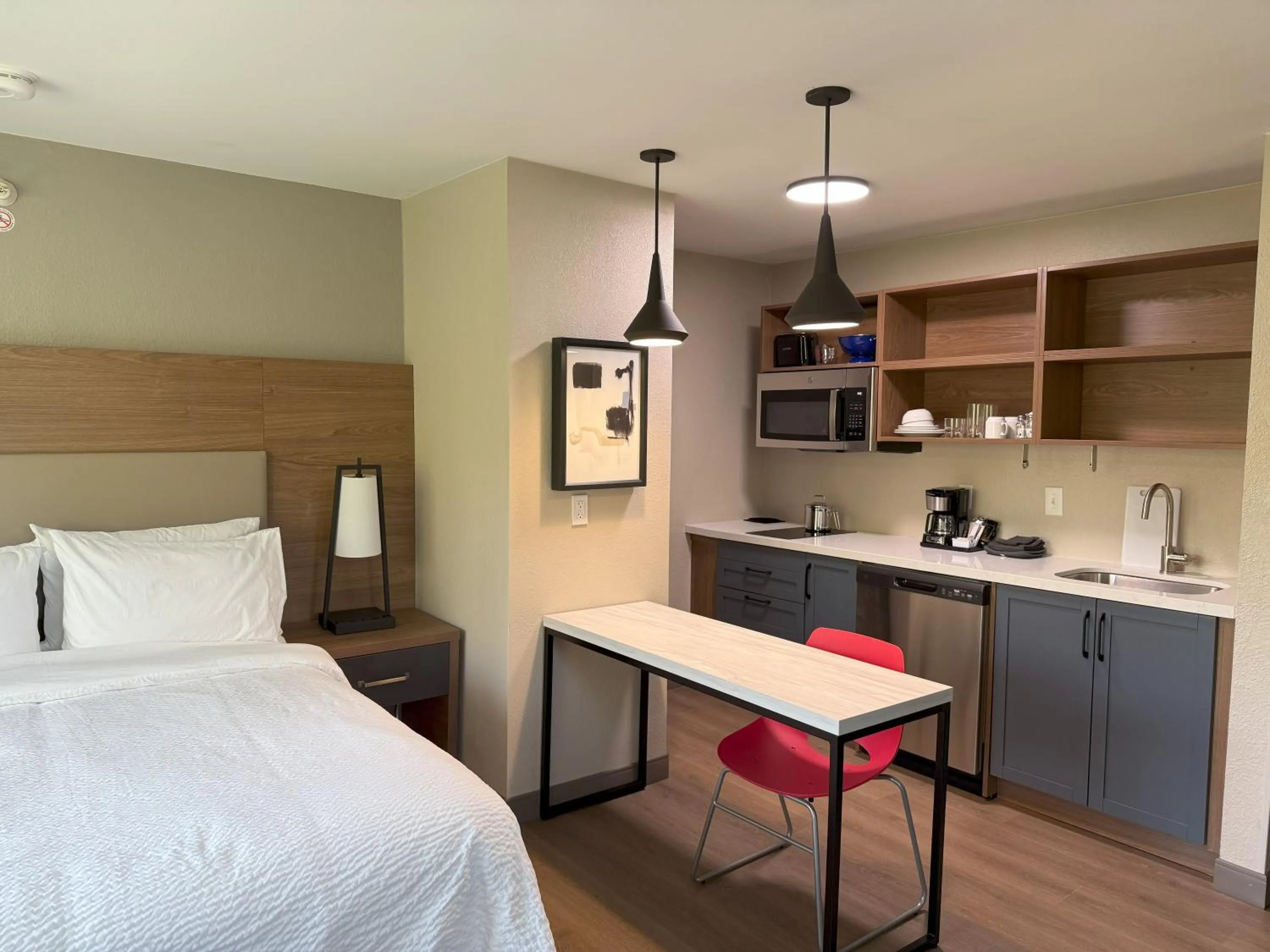 Kitchen or kitchenette, Bed in Candlewood Suites Jacksonville Southpoint
