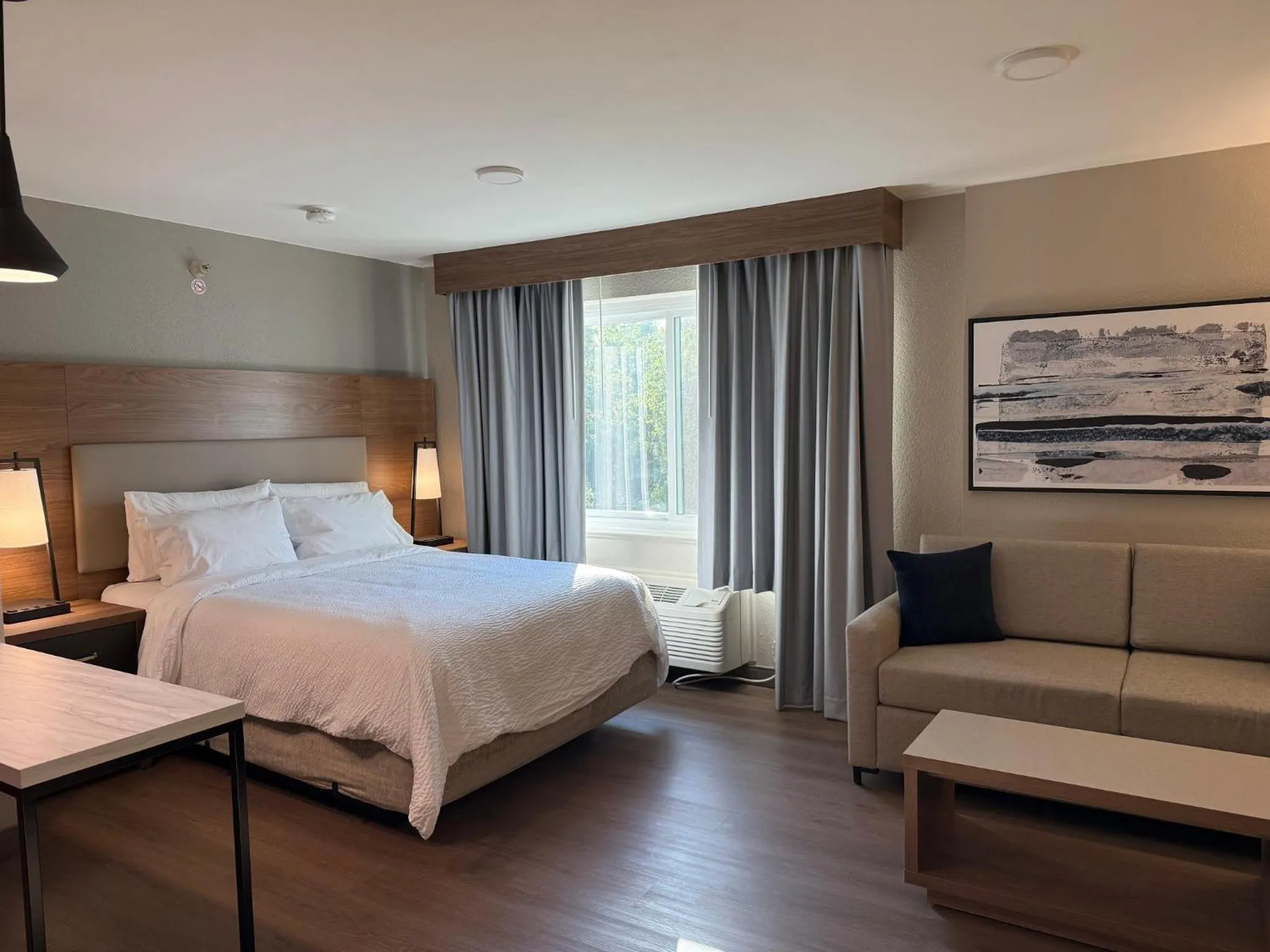 Photo of the whole room, Bed in Candlewood Suites Jacksonville Southpoint