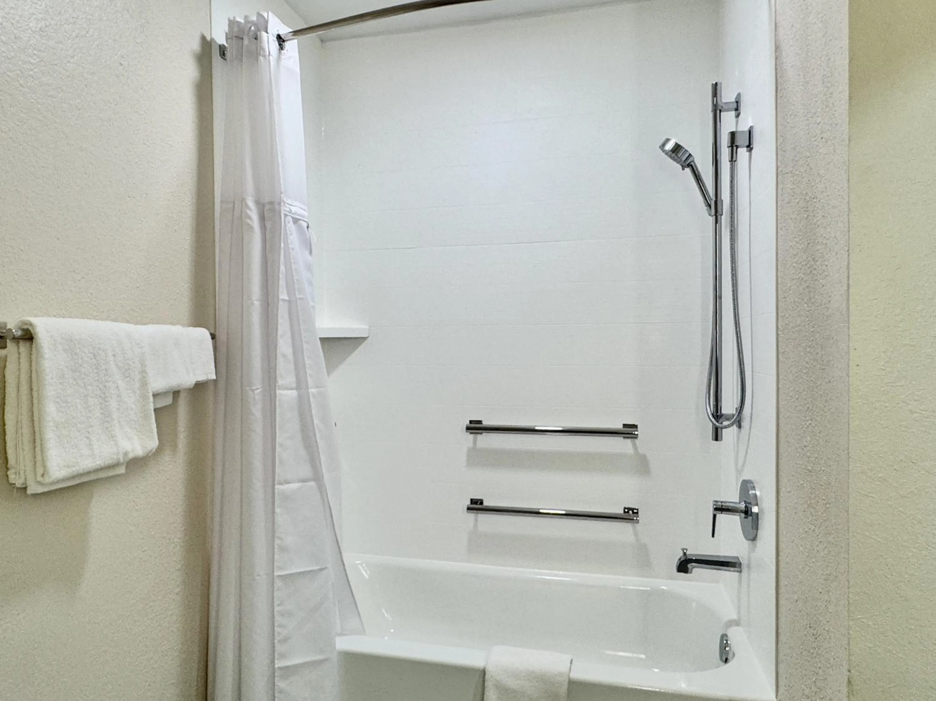 Shower in Candlewood Suites Jacksonville Southpoint