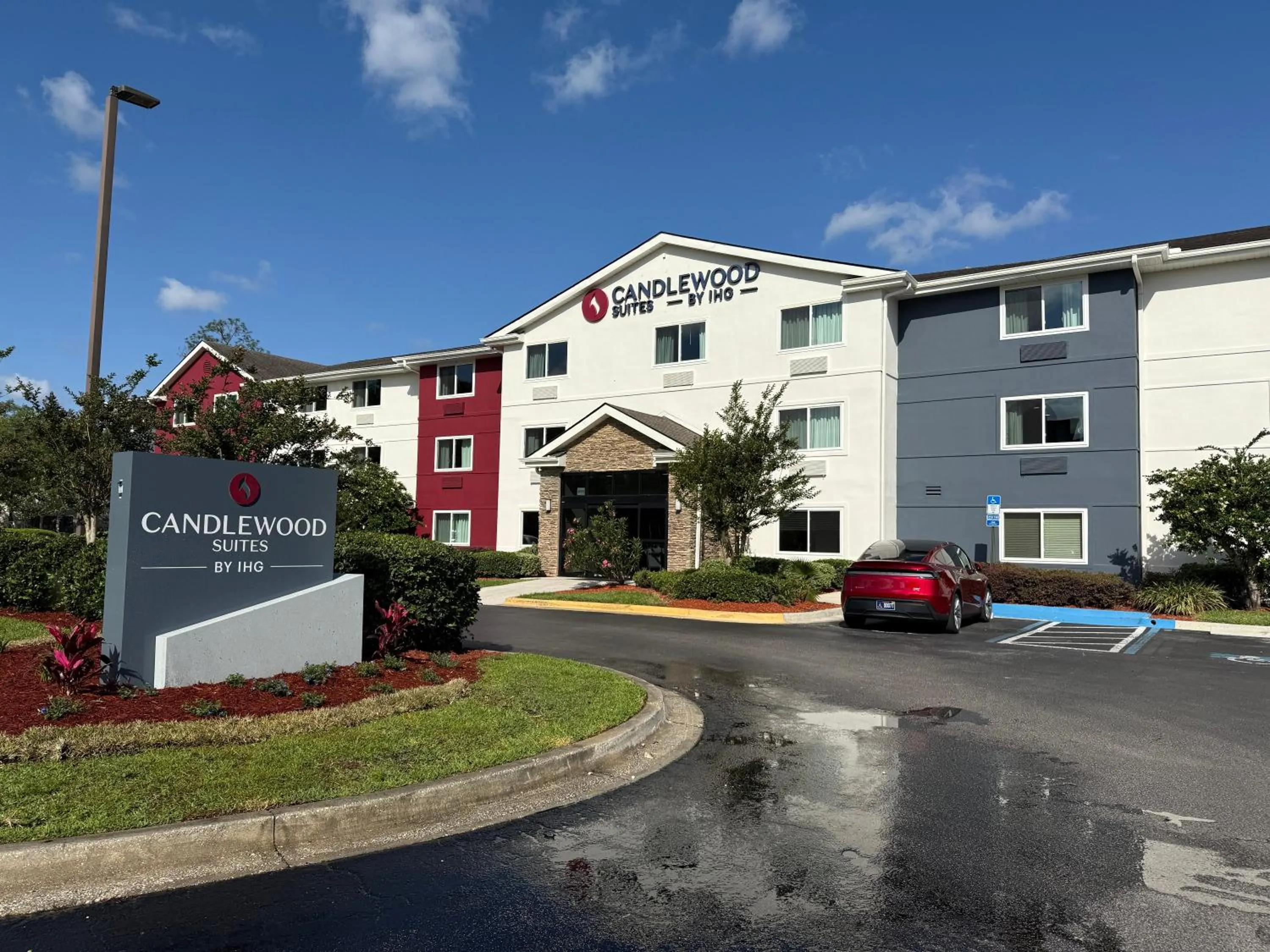 Property building in Candlewood Suites Jacksonville Southpoint